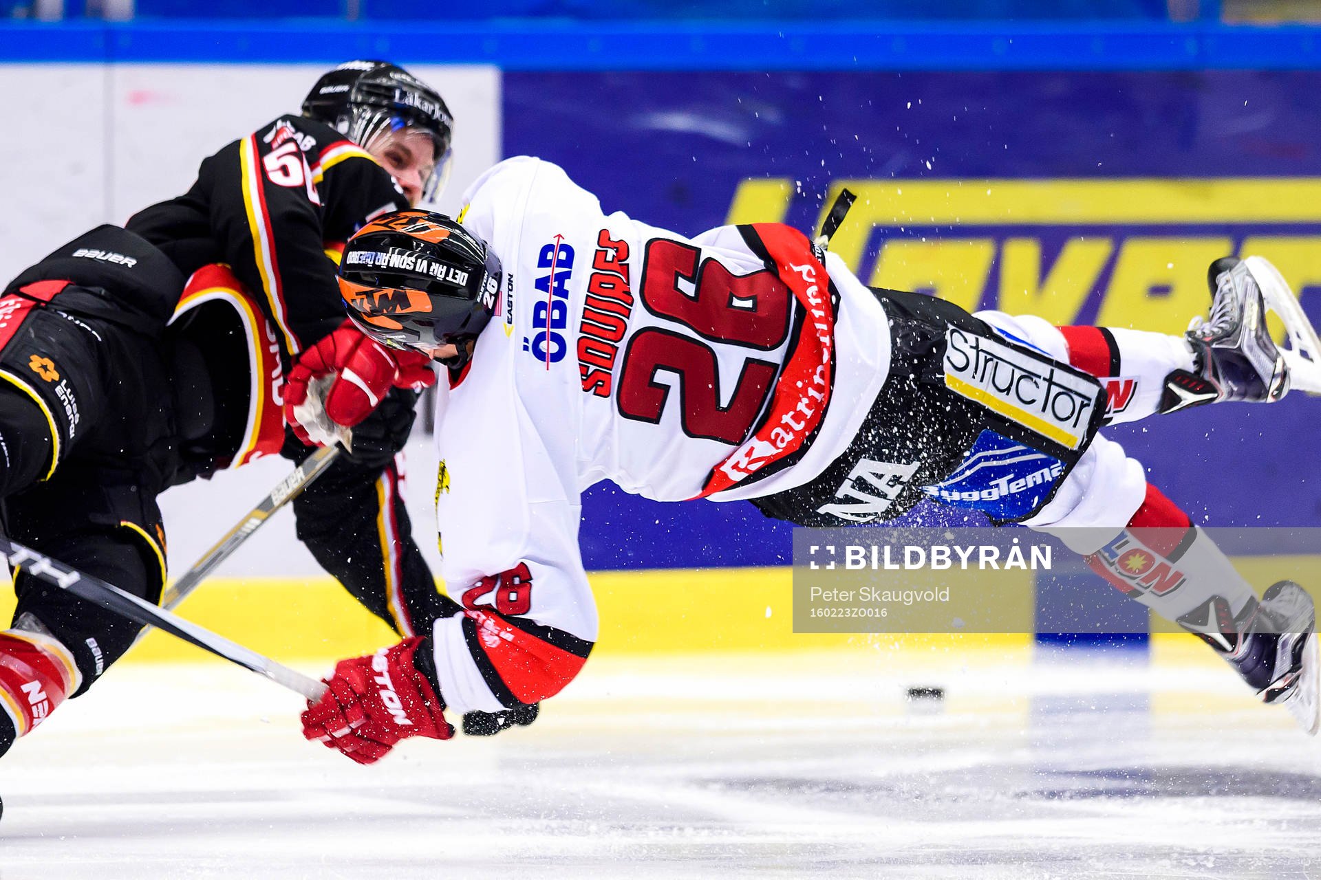 Luleås Jonathan Sigalet tacklar Örebros Greg Squires