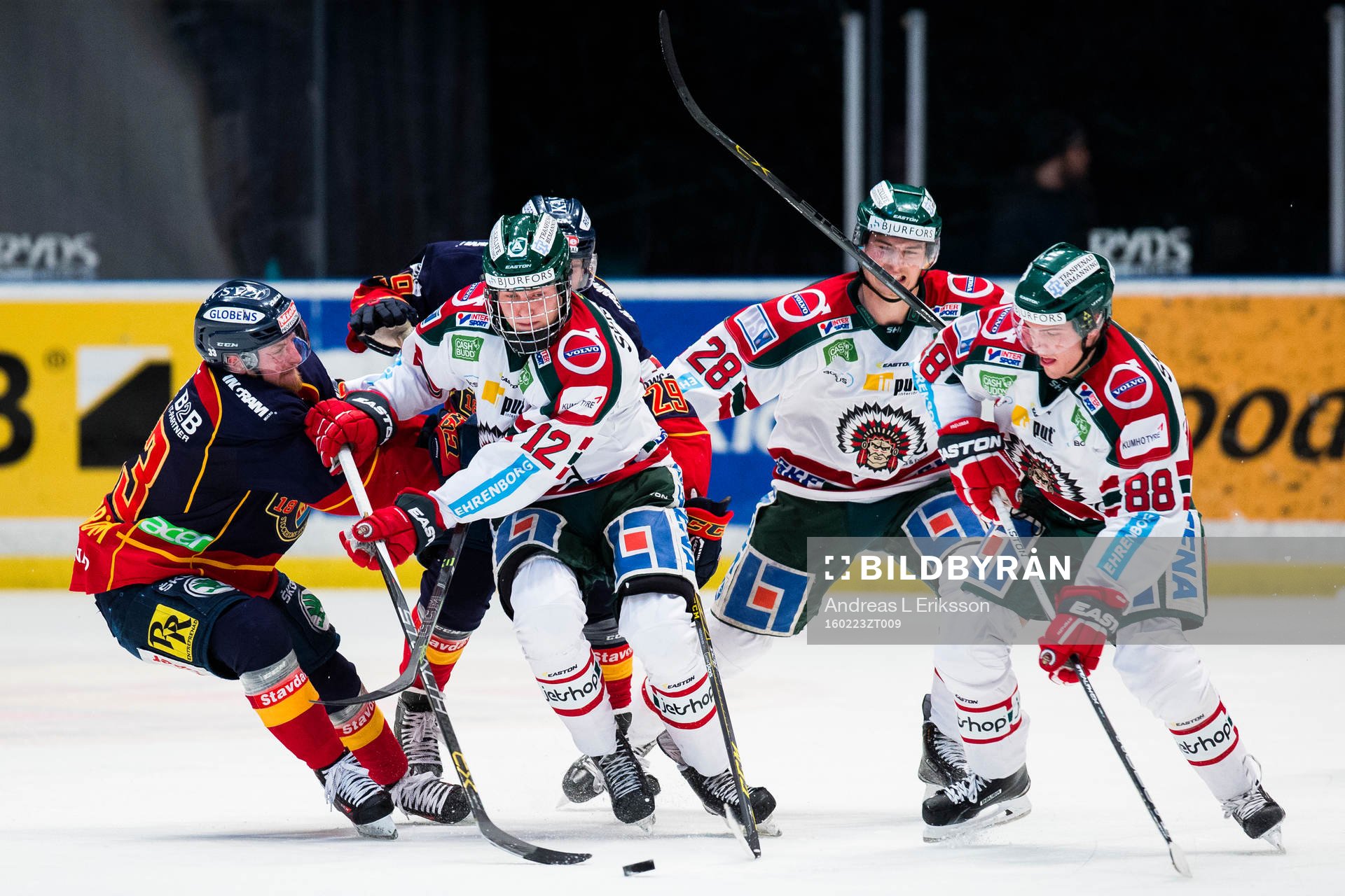 Djurgårdens Linus Hultström försöker stoppa Frölundas