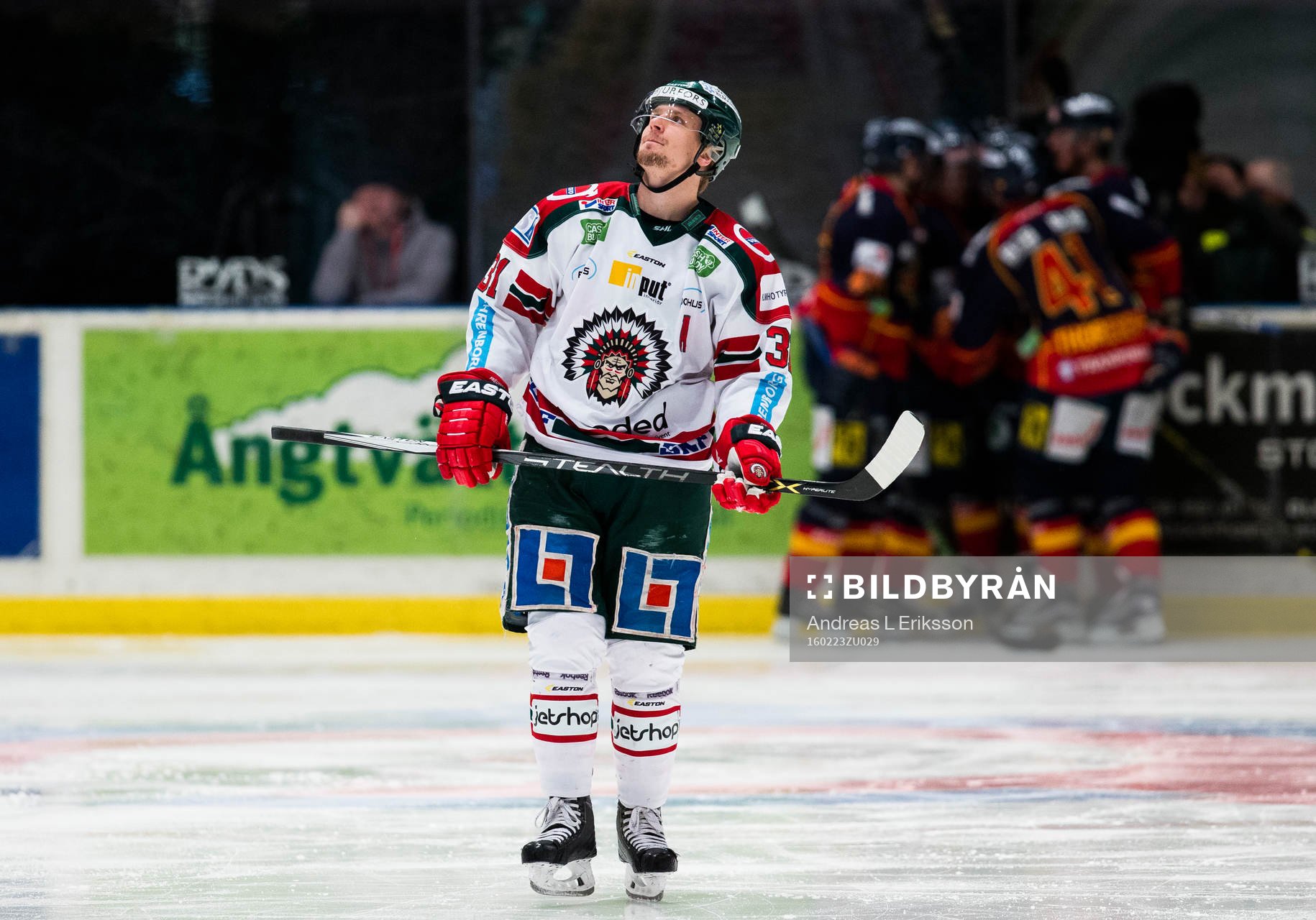 Frölundas Nicklas Lasu tittar på reprisen av Djurgårdens