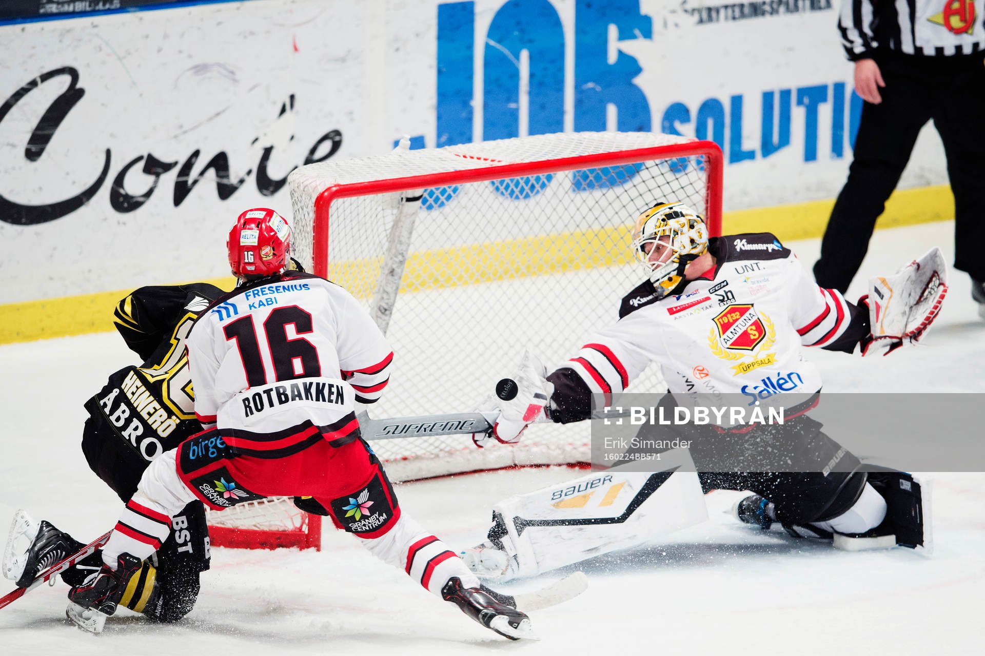 Almtunas Jonas Johansson räddar ett skott