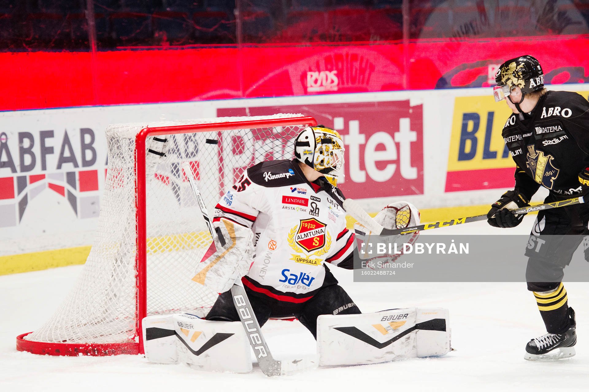 Almtunas målvakt Jonas Johansson släpper in ett mål
