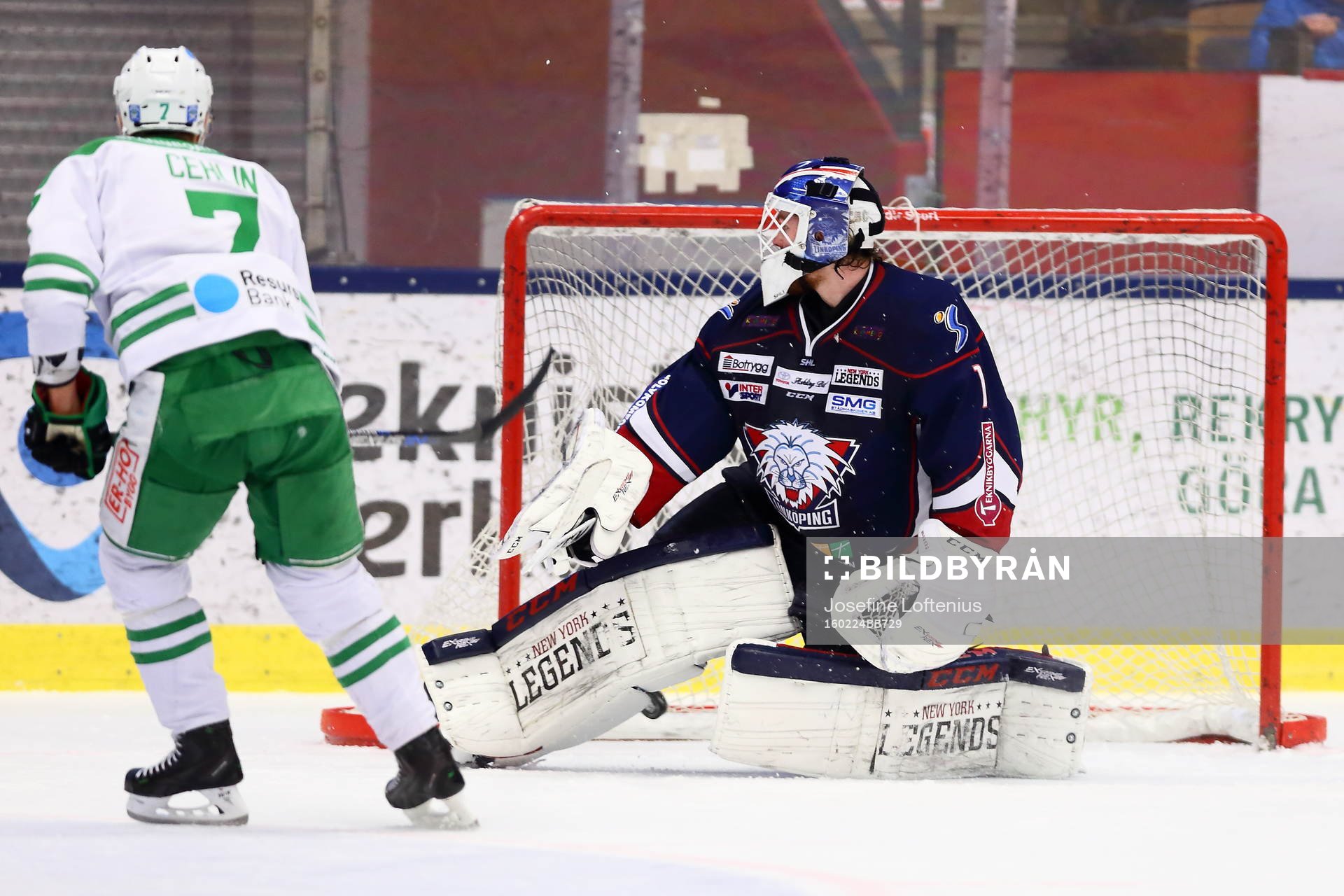 Rögles Patrick Cehlin sätter det avgörande 6-7-mål på
