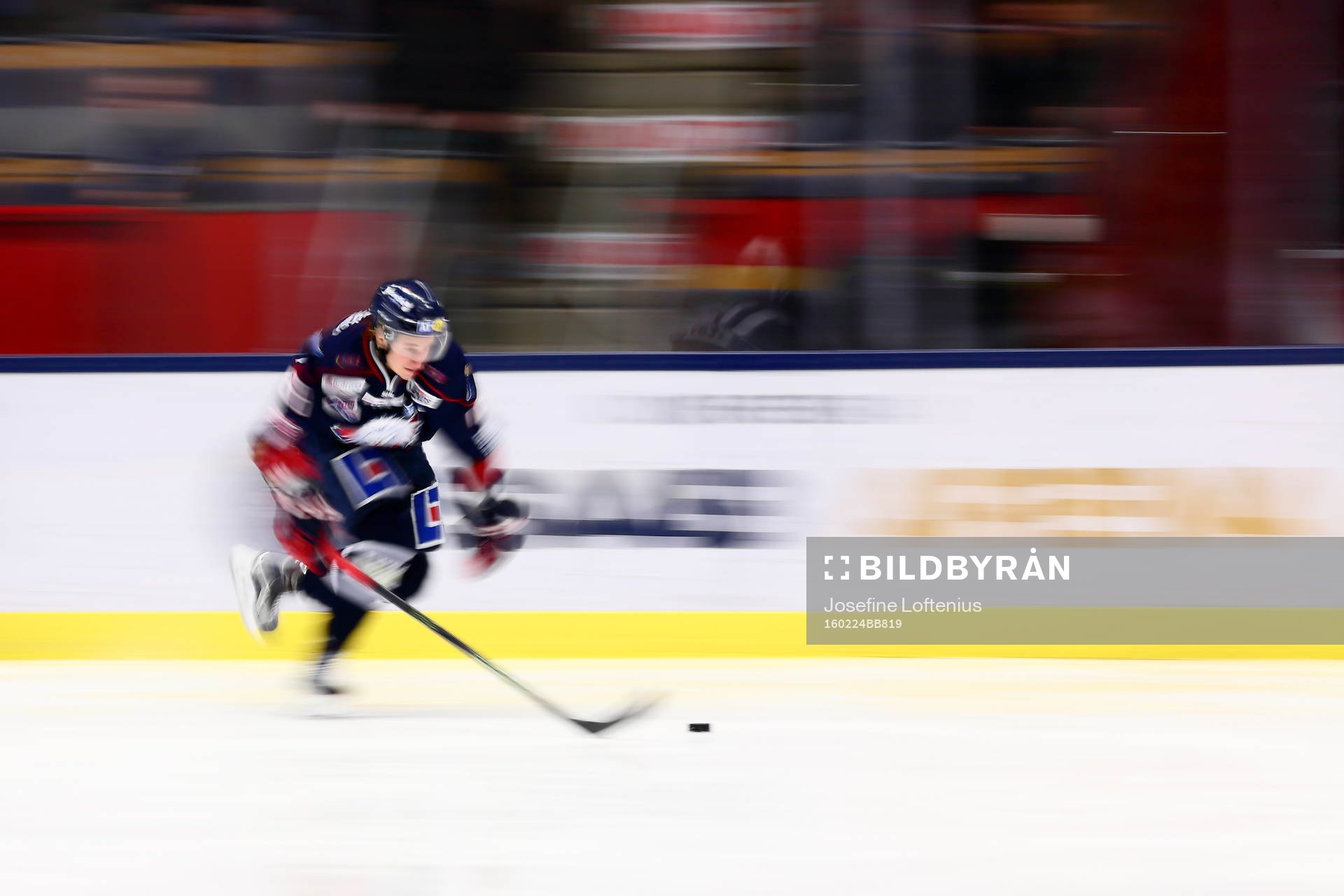 Linköpingspelare framför reklamen för SAAB Arena