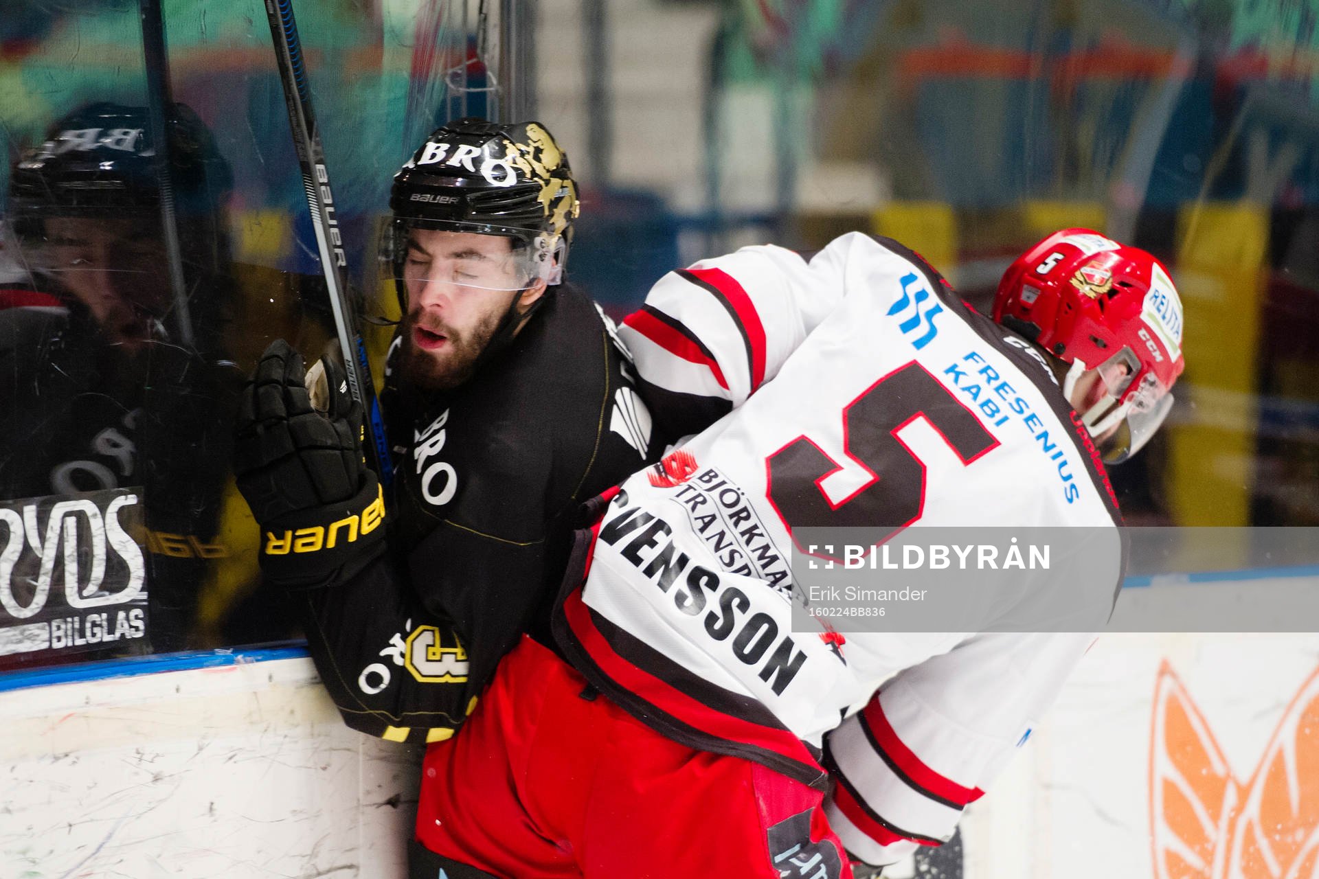 s Markus Lauridsen trycks upp i sargen av Almtunas Per