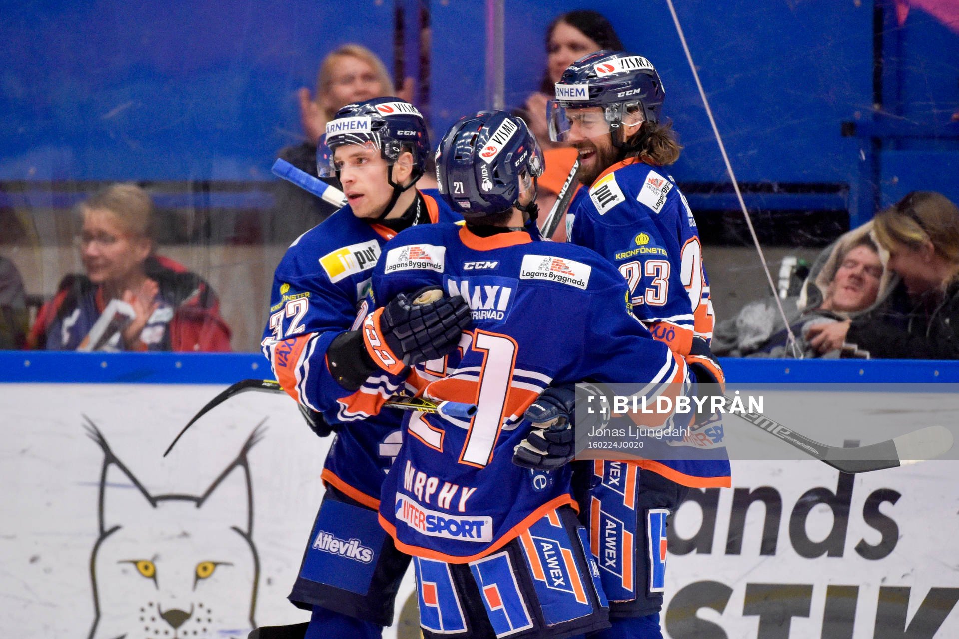 Växjös Sakari Salminen och Ville Leino jublar