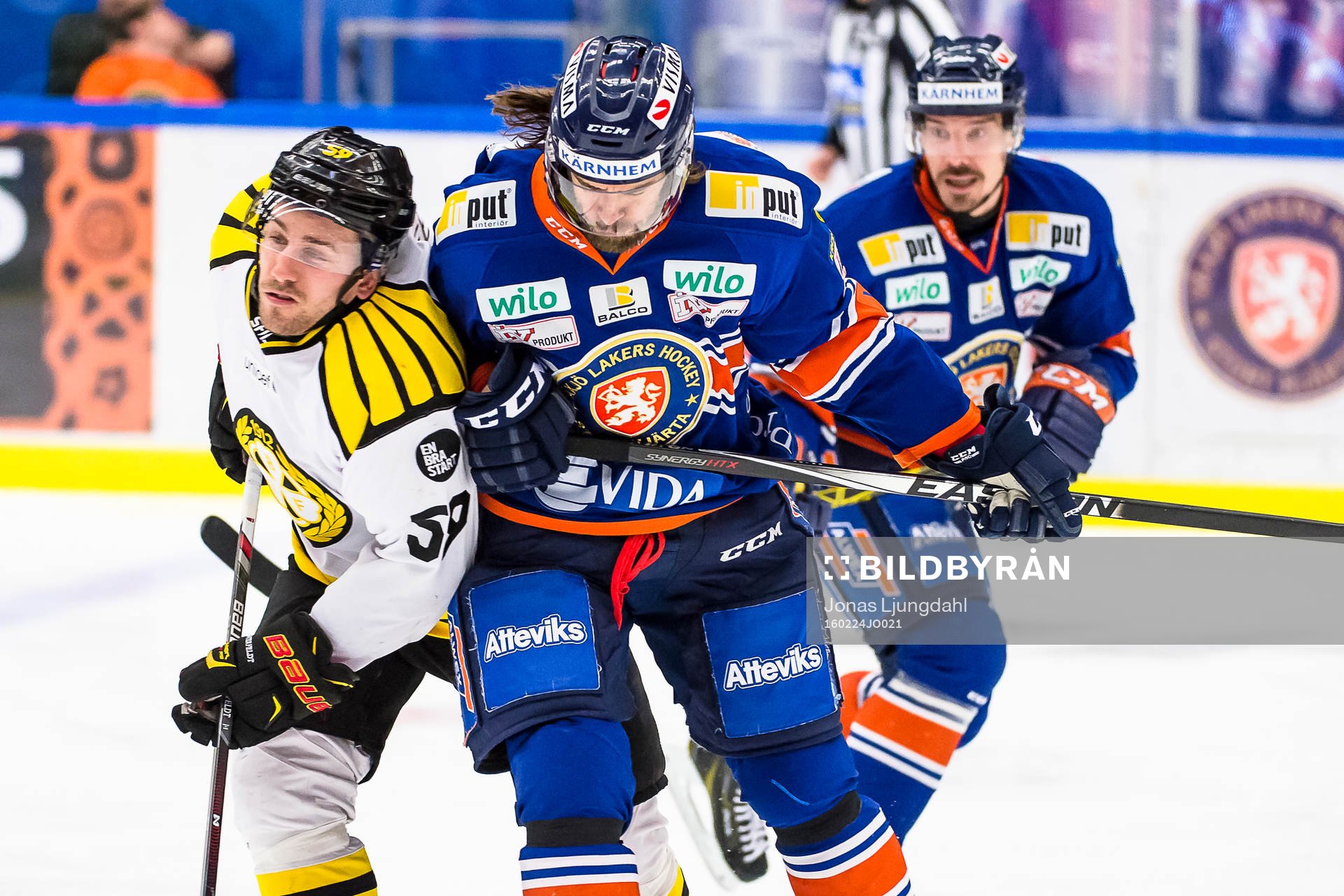Växjös Ville Leino tacklar Brynäs Sebastian Enterfeldt