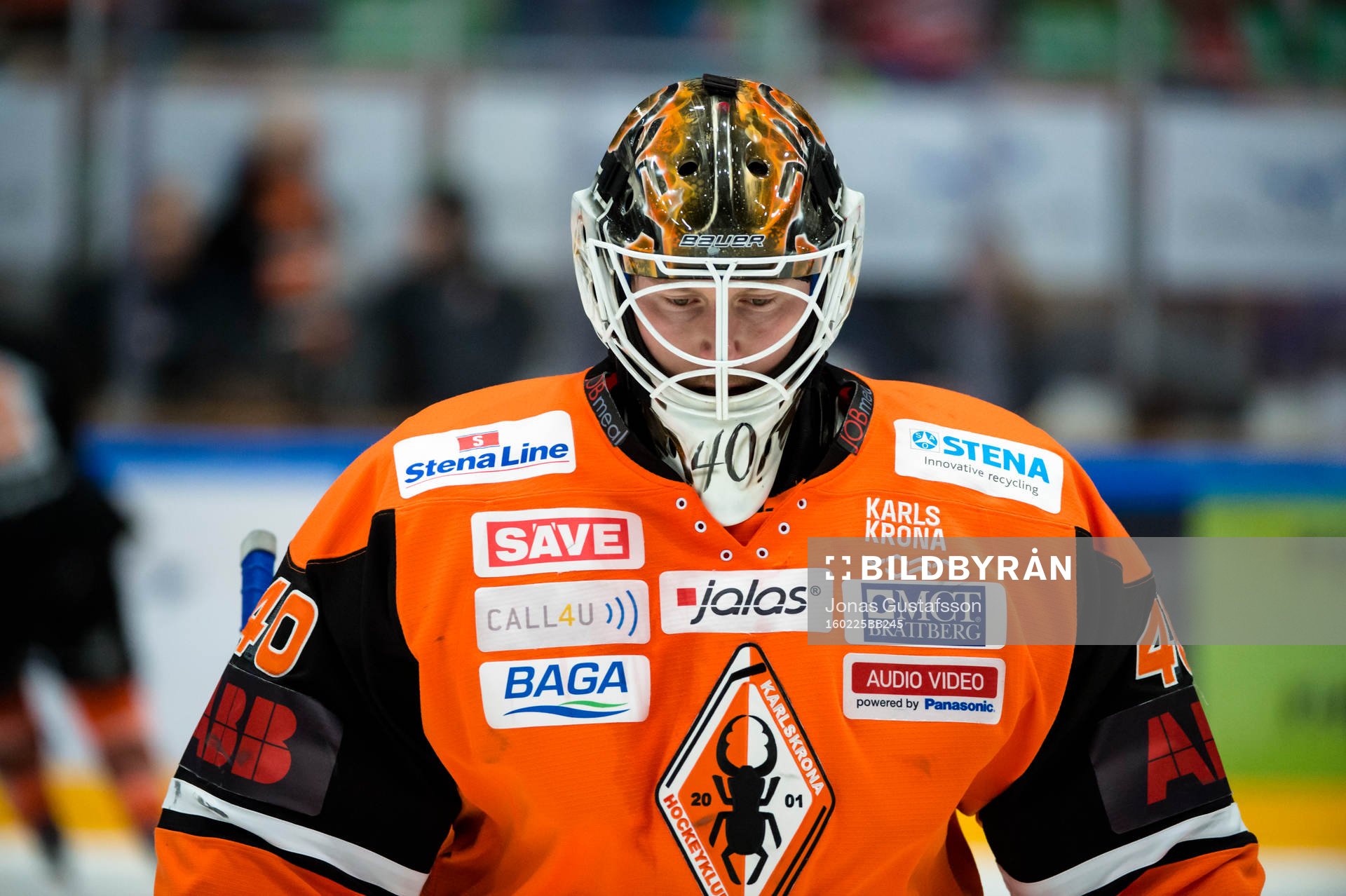 Karlskronas målvakt Johan Holmqvist värmer upp
