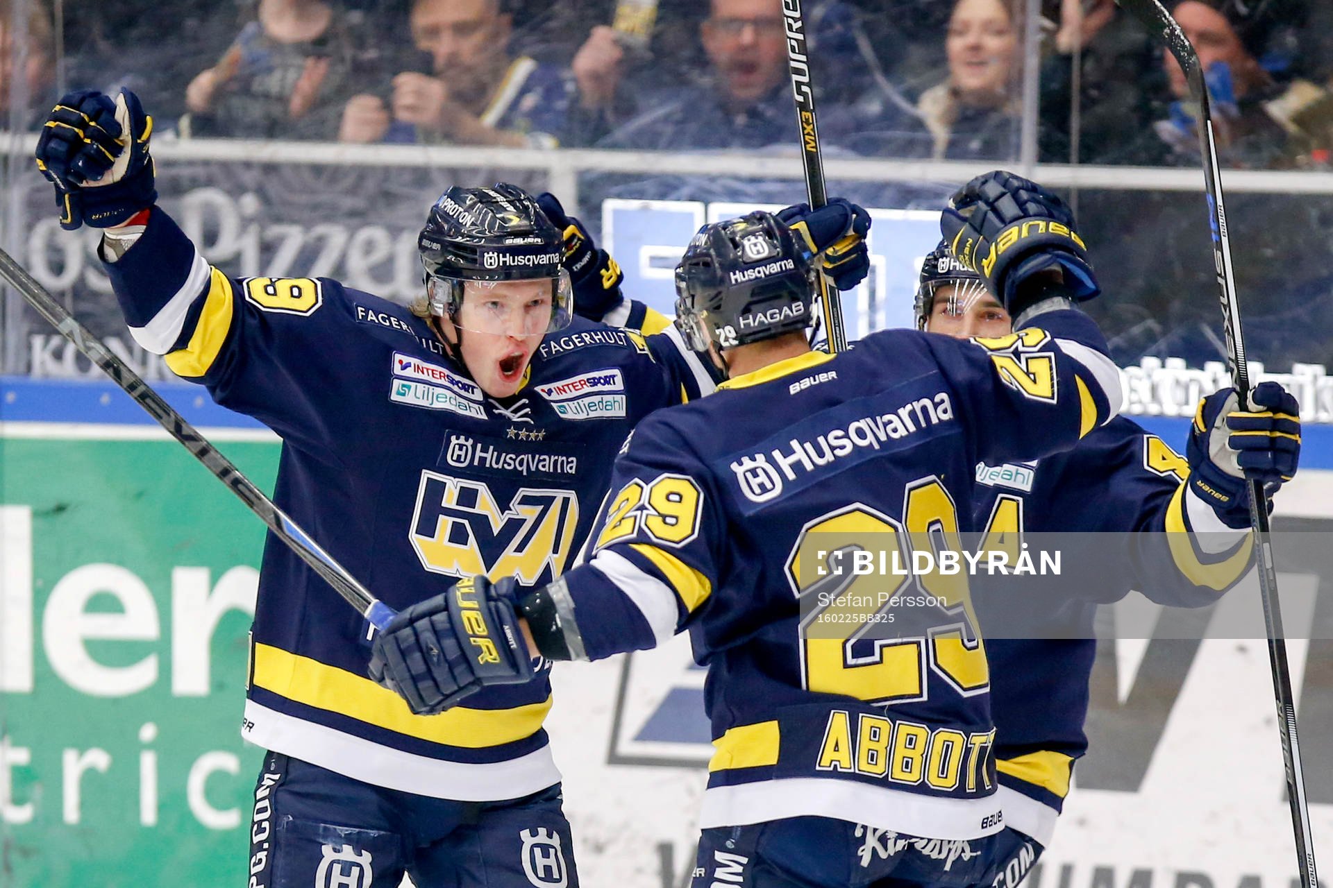 s Erik Andersson, Chris Abbott och Chris Campoli jublar