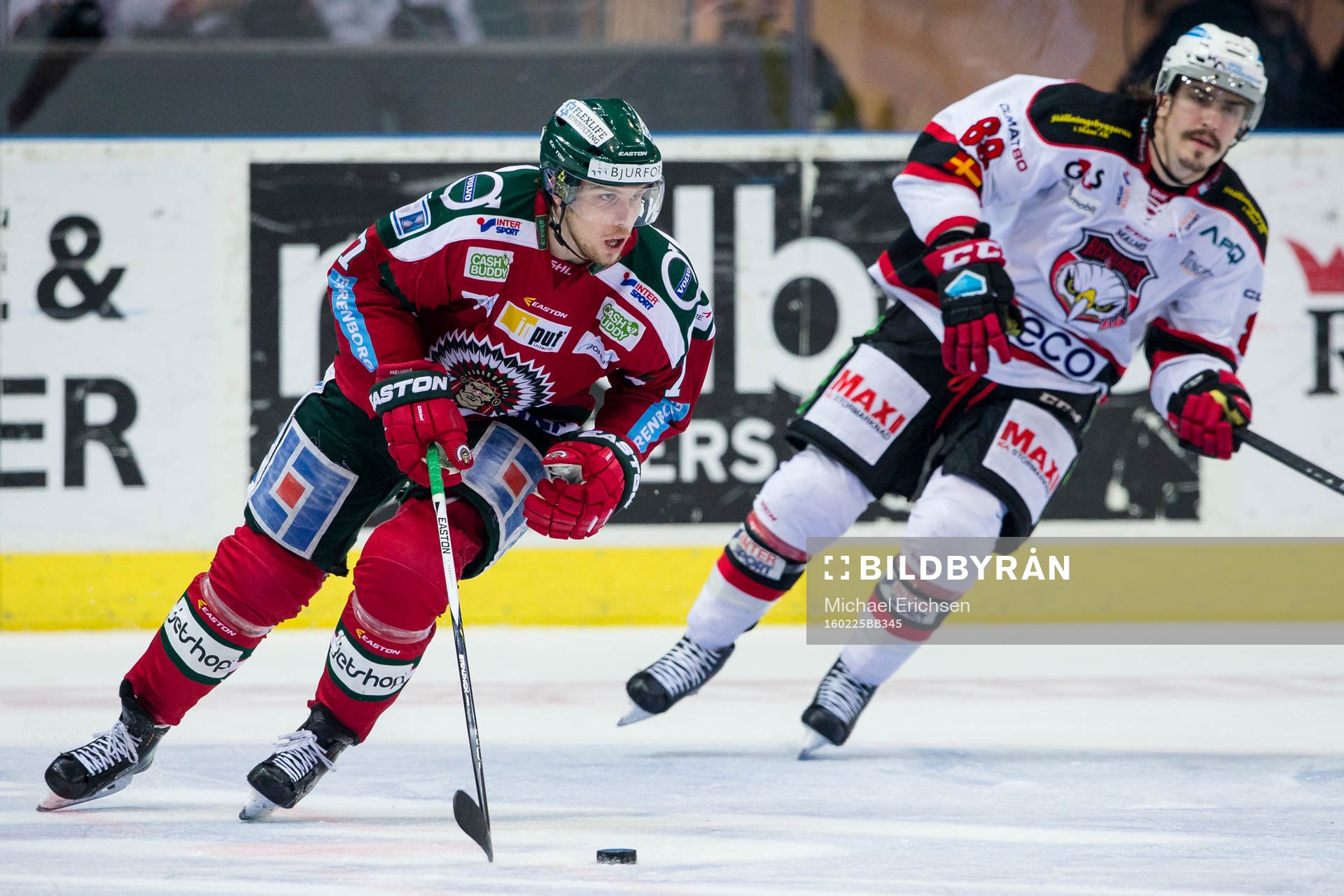 Frölundas Henrik Tömmernes före Malmö Redhawks Peter