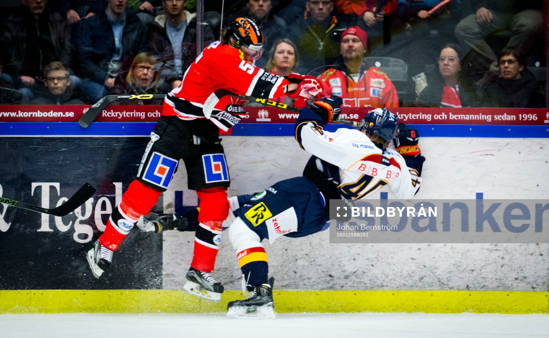 Örebros Bobbo Petersson tacklar Djurgårdens Tomi Sallinen