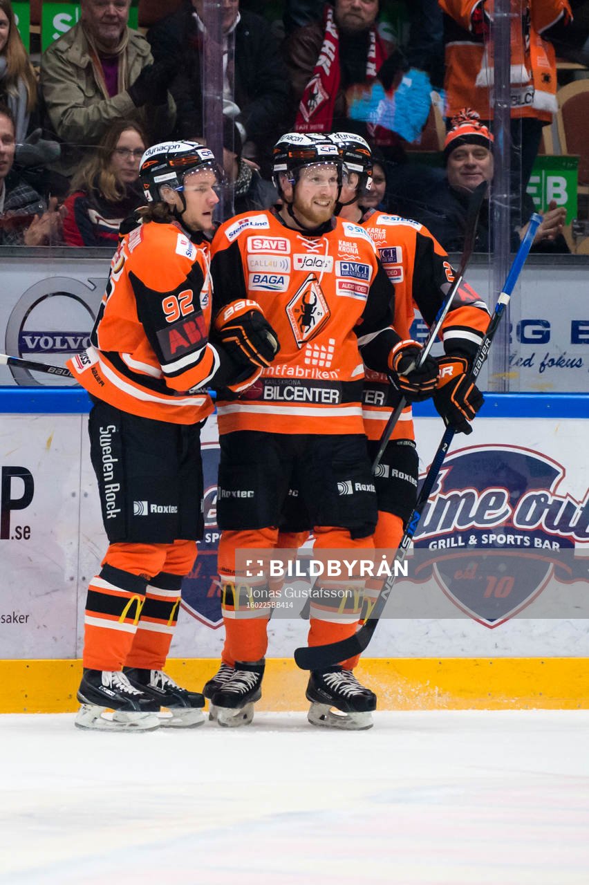 Karlskronas Jesper Olofsson har gjort 1-0 och jublar