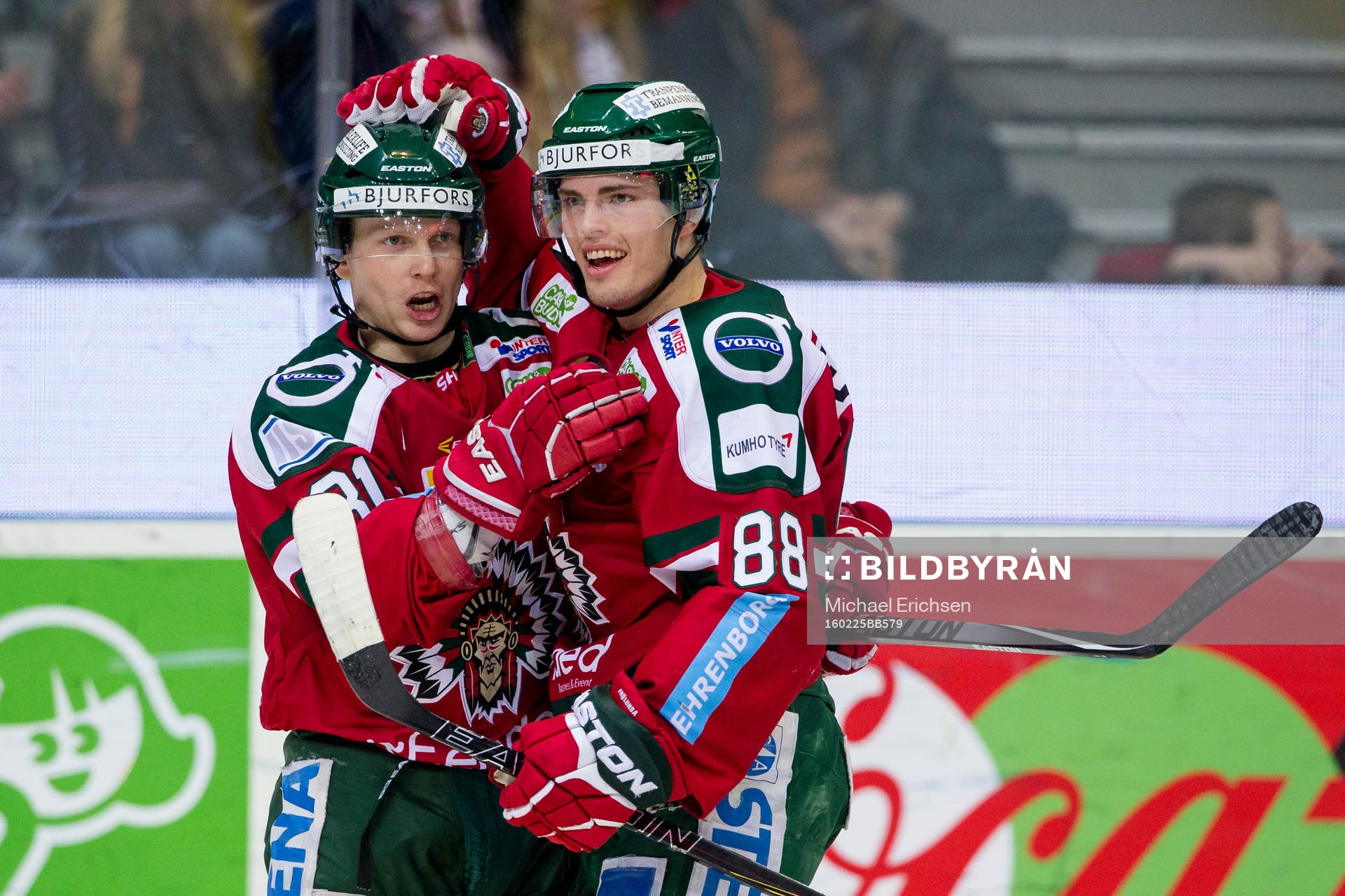 Frölundas Ryan Lasch kramar om 2-0 målskytten Andreas