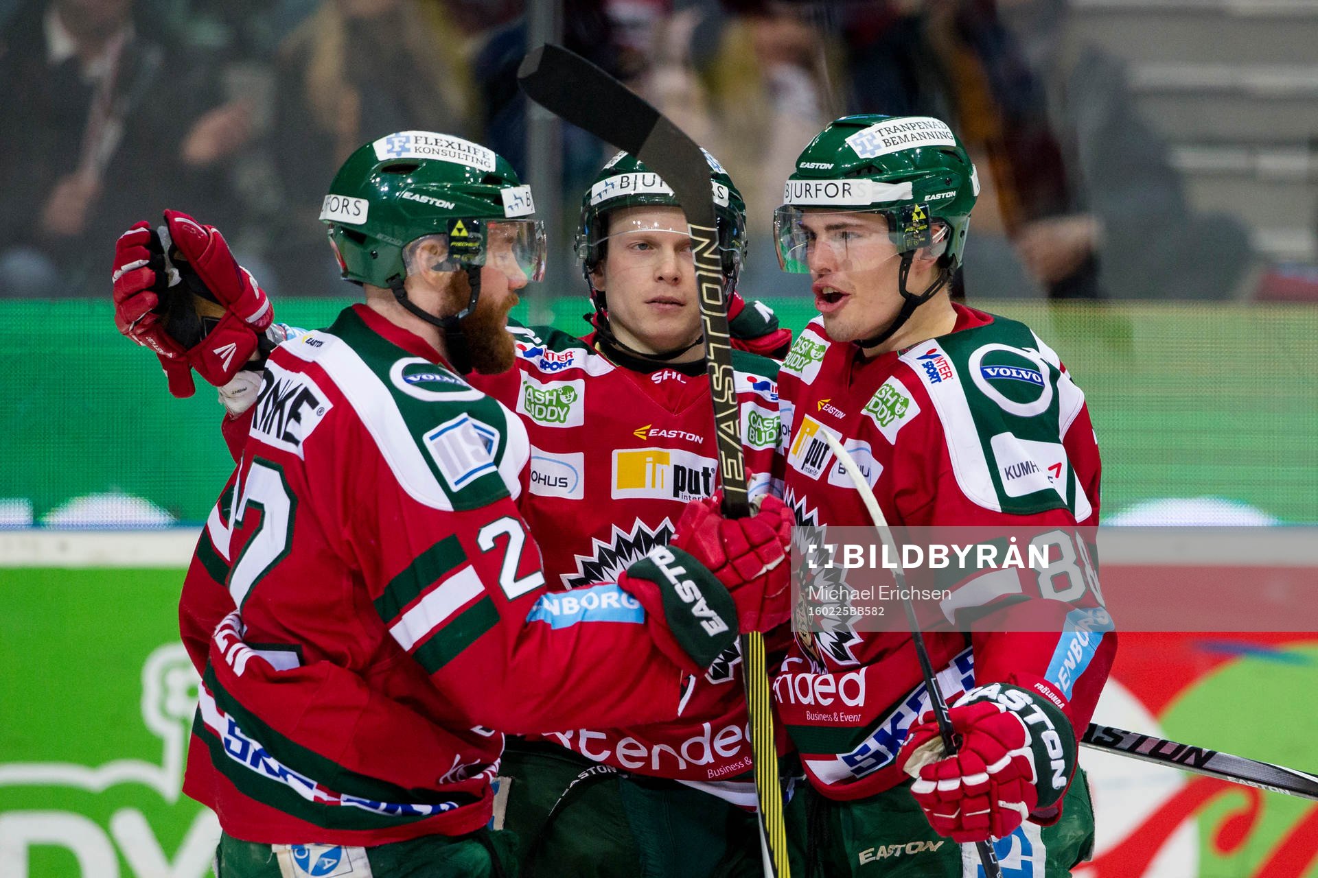 Frölundas Robin Figren och Ryan Lasch jublar ihop med 2-0