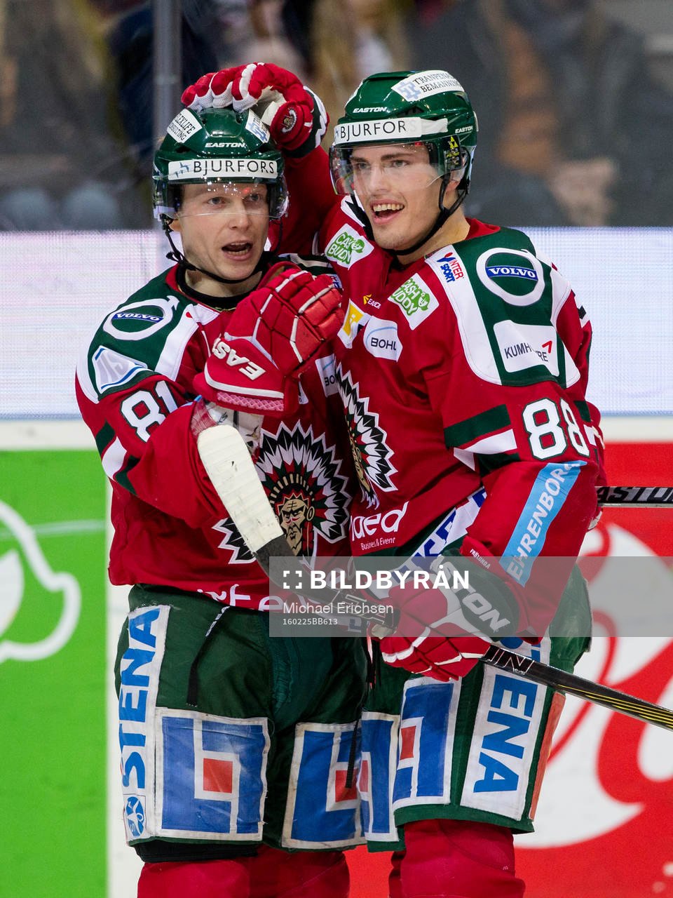 Frölundas Ryan Lasch kramar om 2-0 målskytten Andreas