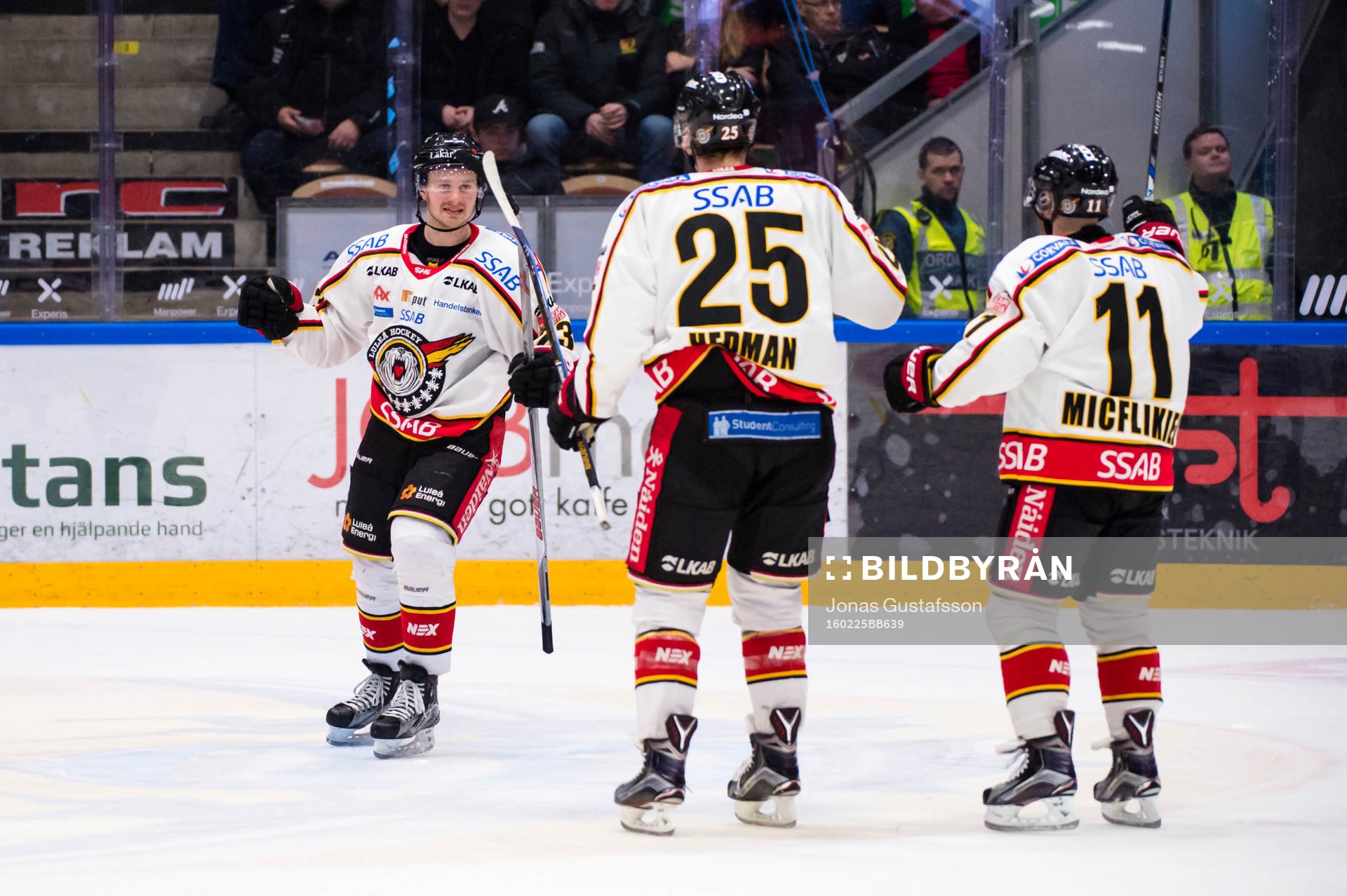 Luleås Lucas Wallmark har gjort 2-1 till Luleå och jublar