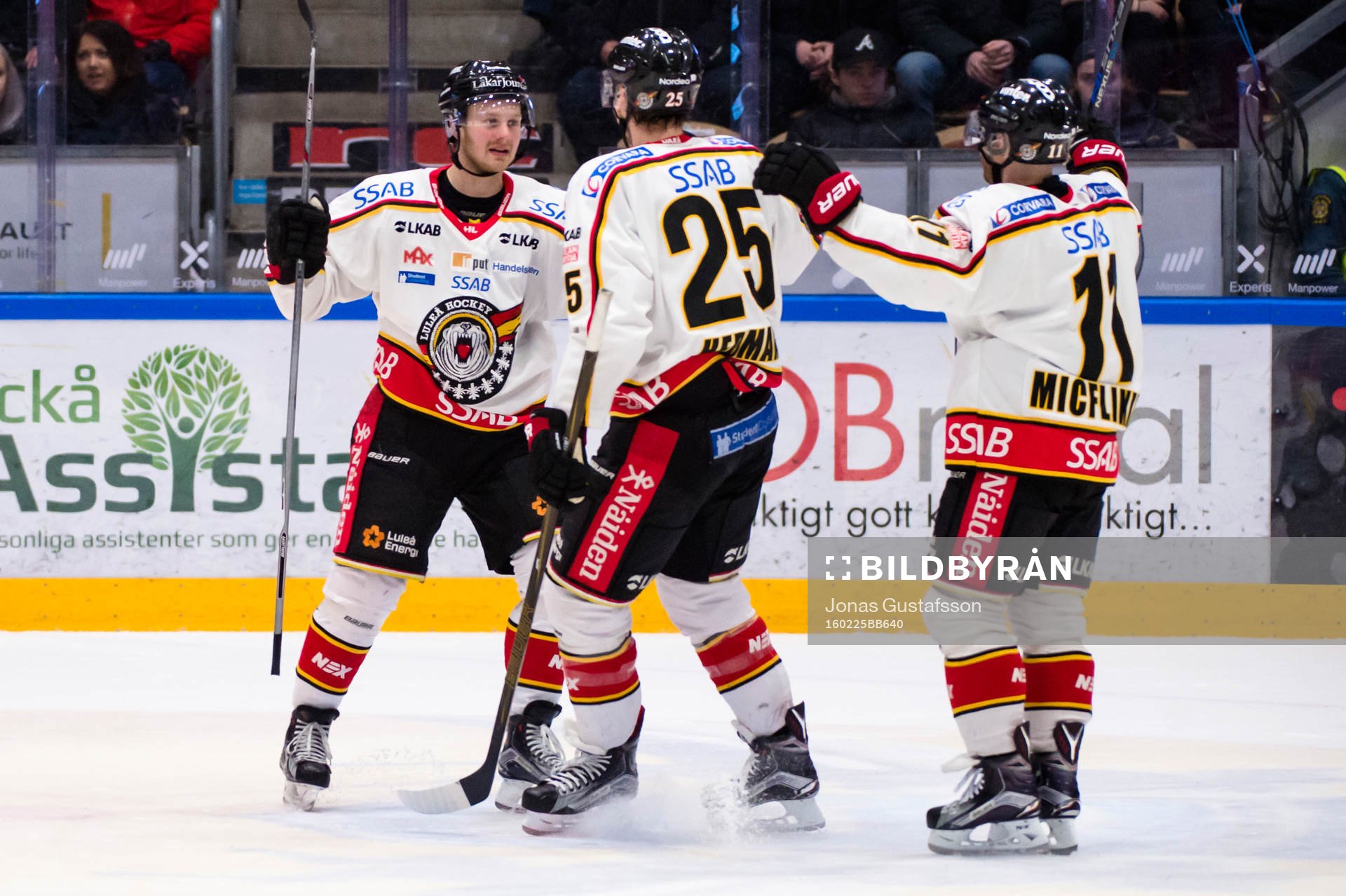 Luleås Lucas Wallmark har gjort 2-1 till Luleå och jublar