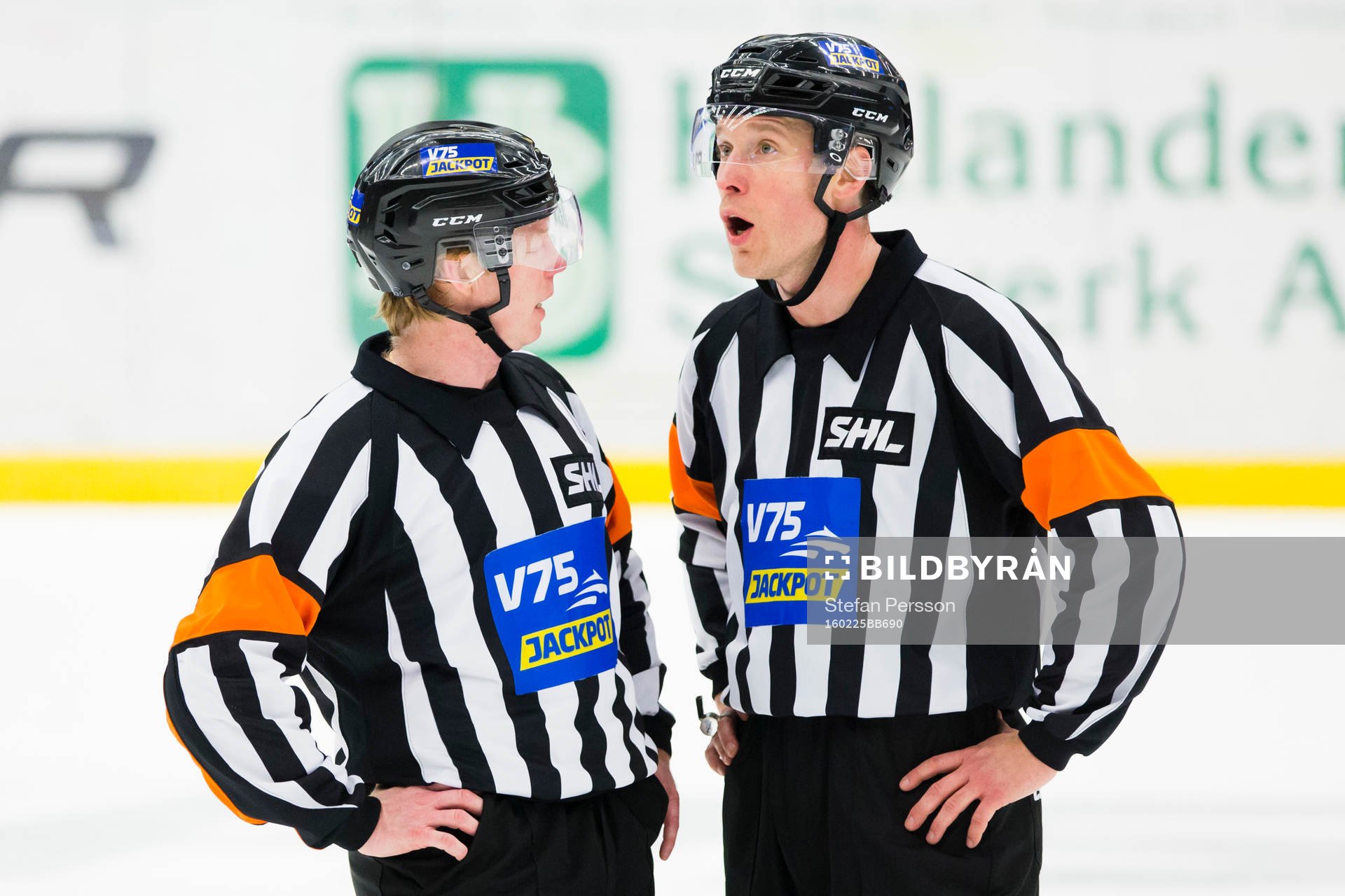 Domarna Pehr Claesson och Tobias Björk