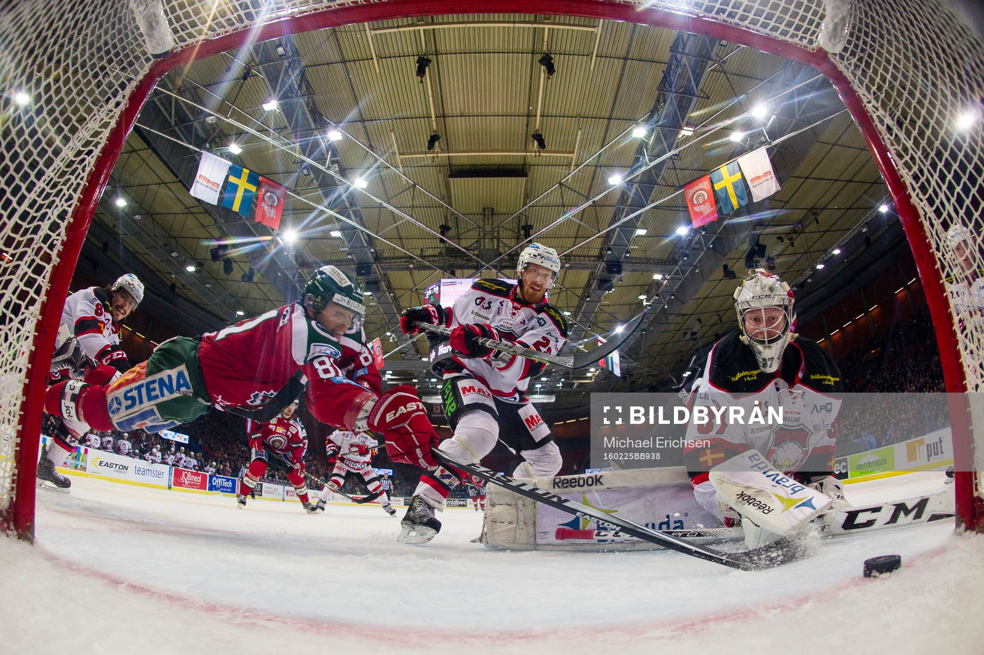 Frölundas Ryan Lasch slänger sig före Malmö Redhawks
