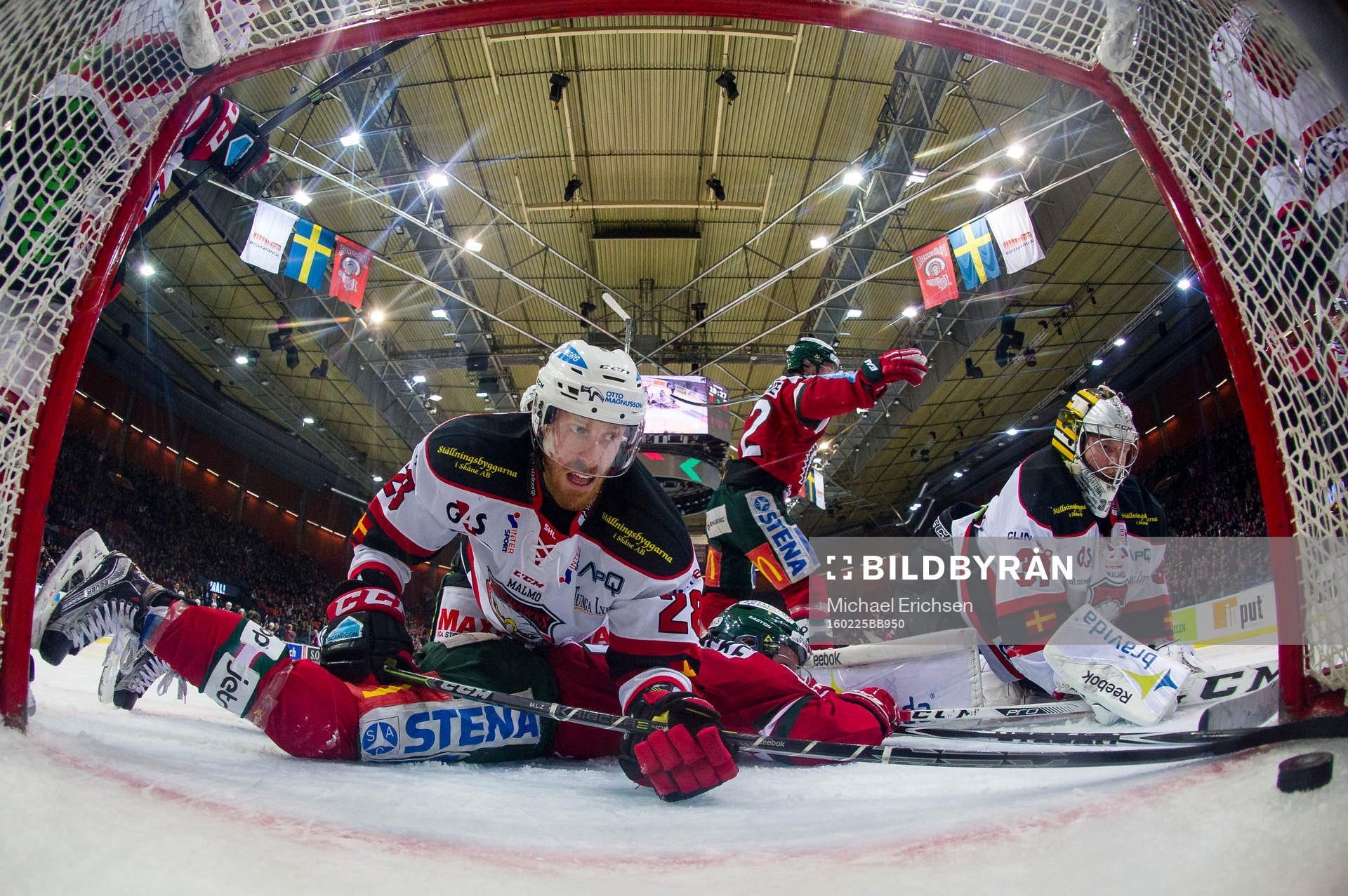 Malmö Redhawks Jens Olsson liggande på Frölundas Ryan