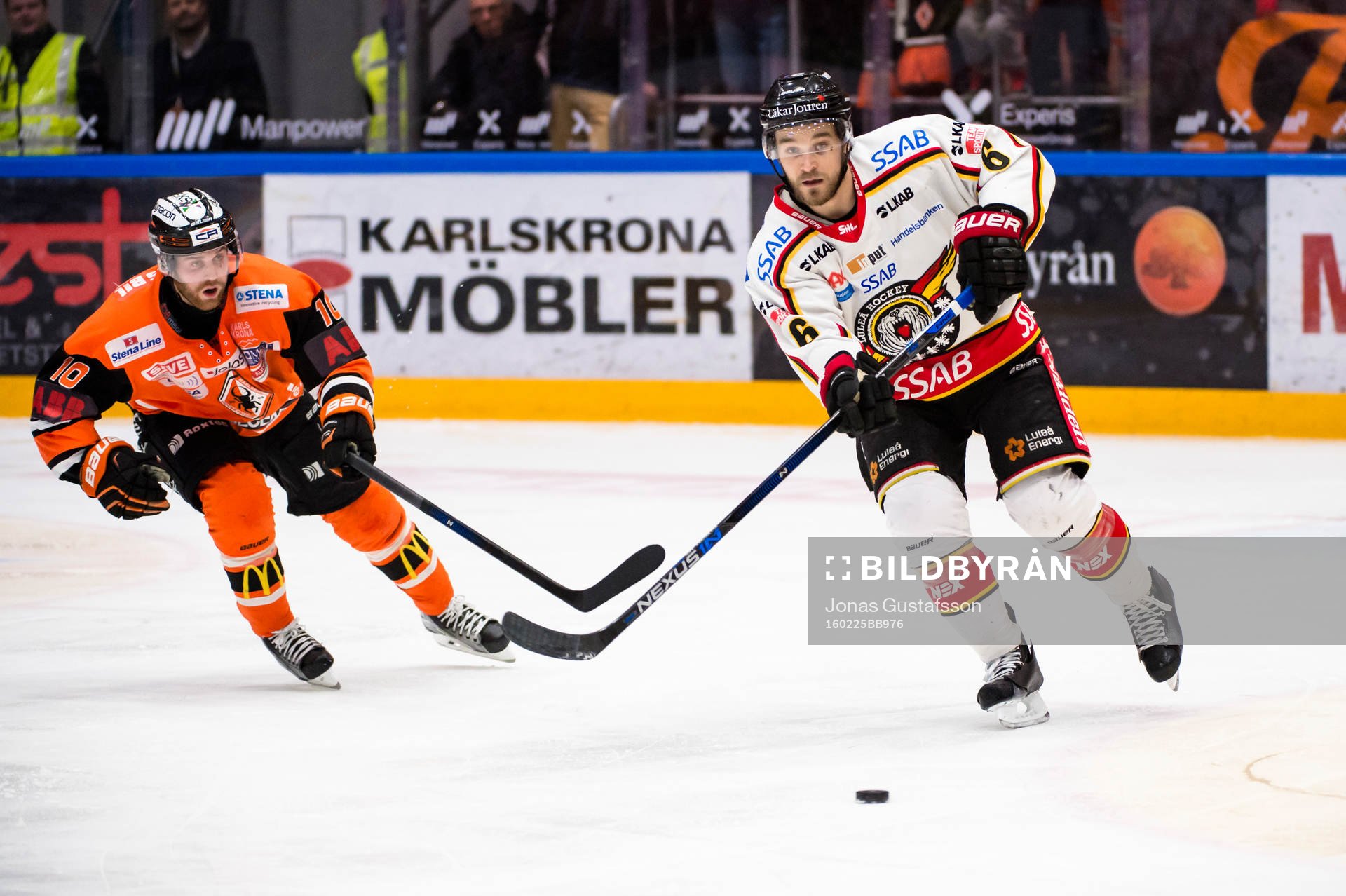 Luleås Craig Schira med pucken