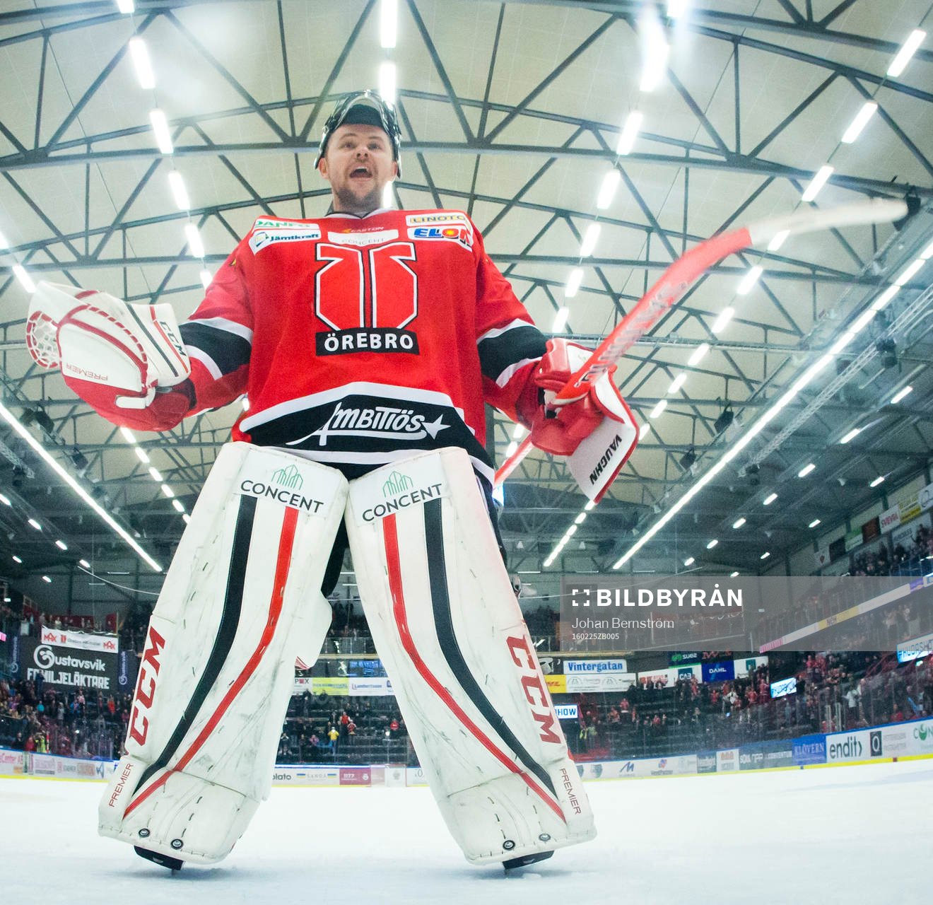 Örebros målvakt Julius Hudacek jublar