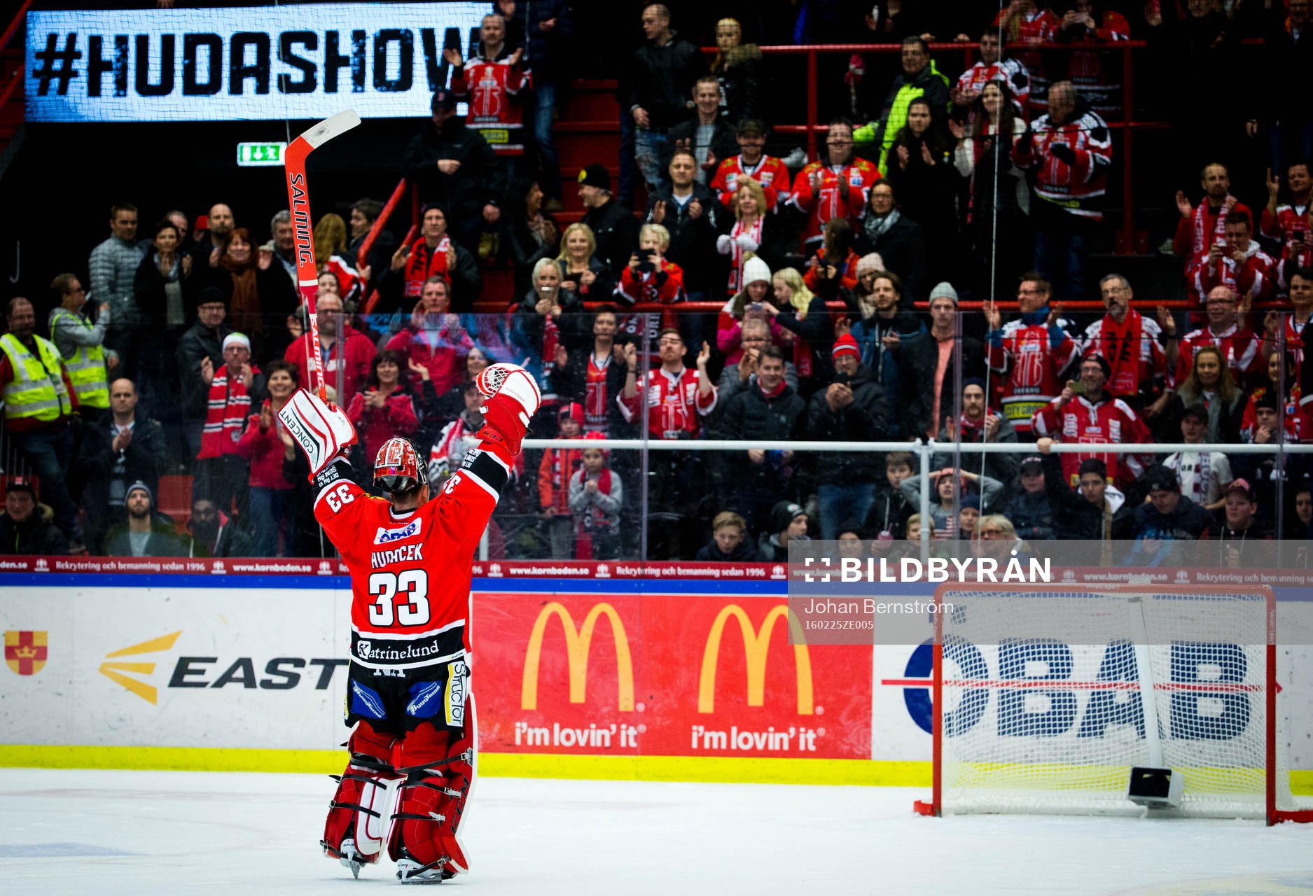 Örebros målvakt Julius Hudacek jublar