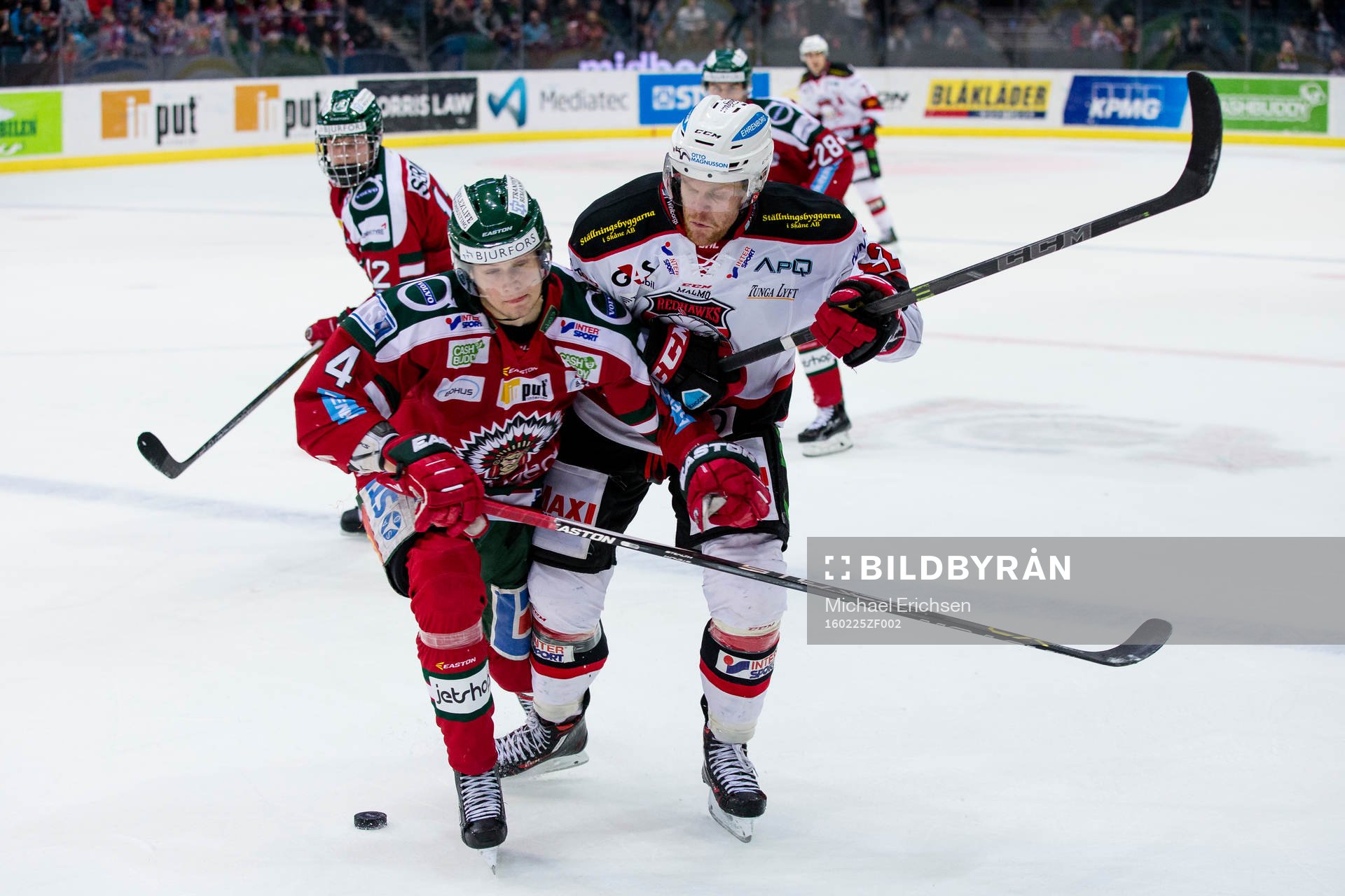 Frölundas Jacob Larsson tacklar Malmö Redhawks Jeremias