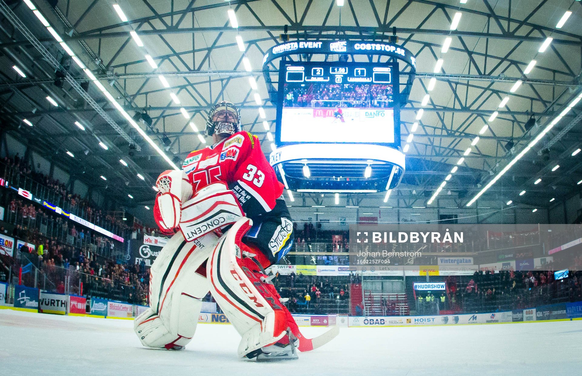 Örebros målvakt Julius Hudacek jublar