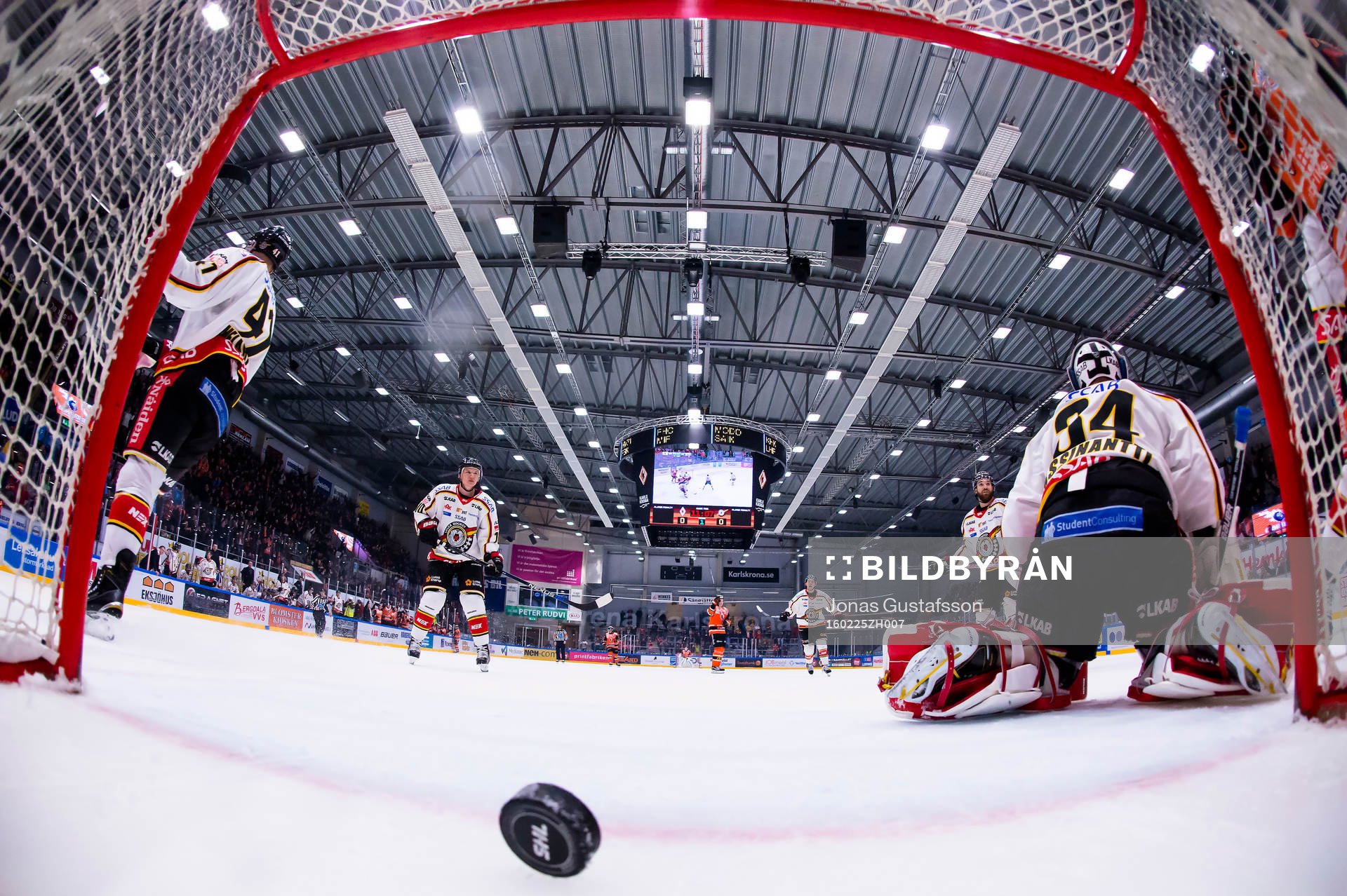Karlskronas Jesper Olofsson har gjort 1-0 och jublar