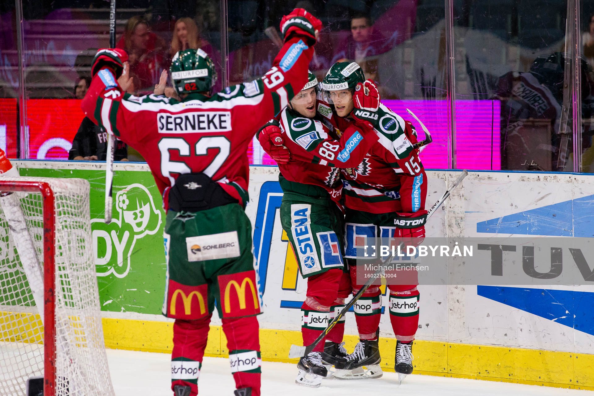 Frölundas Andreas Johnson jublar ihop med Joey Crabb