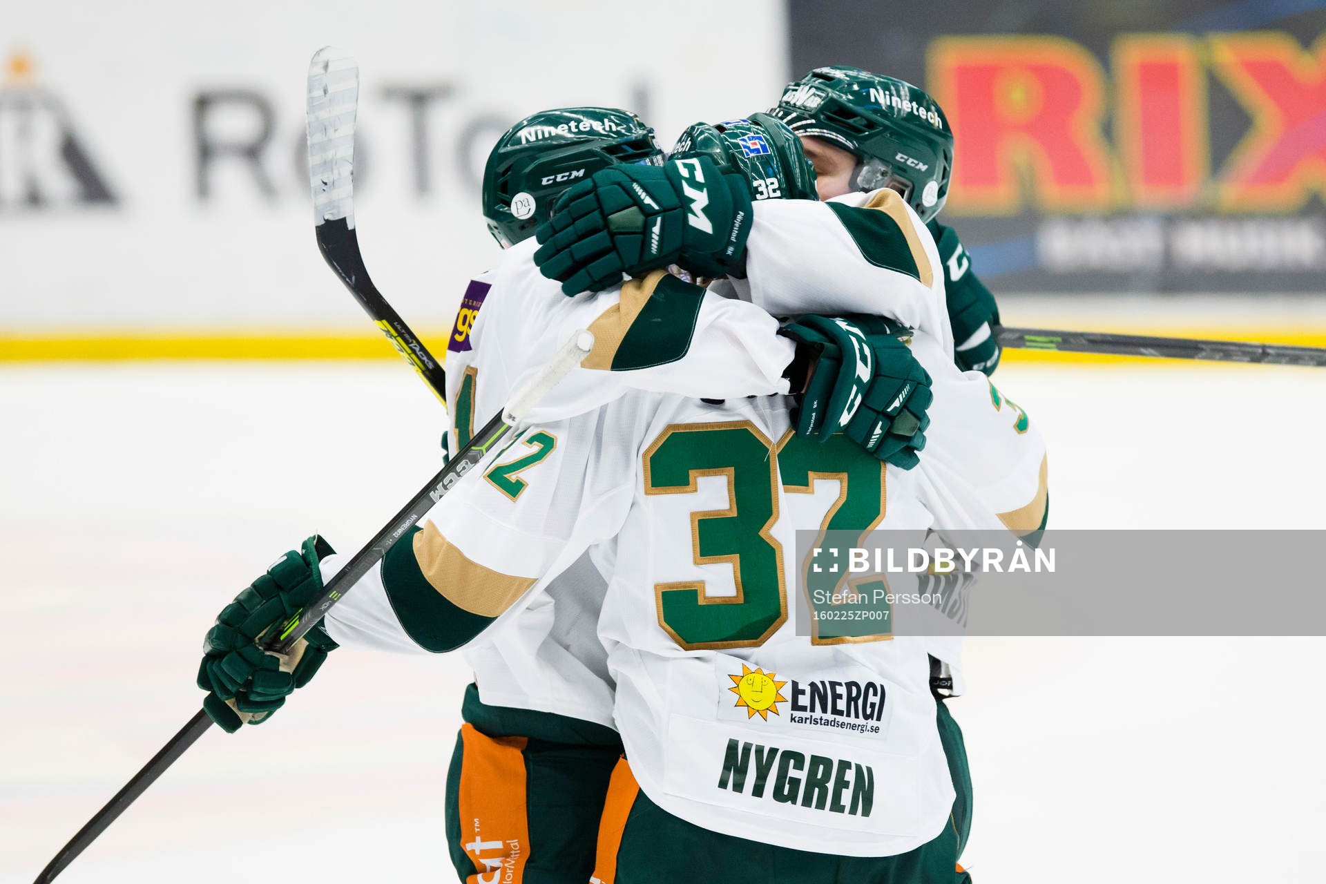 Färjestads Magnus Nygren jublar med lagkamrater