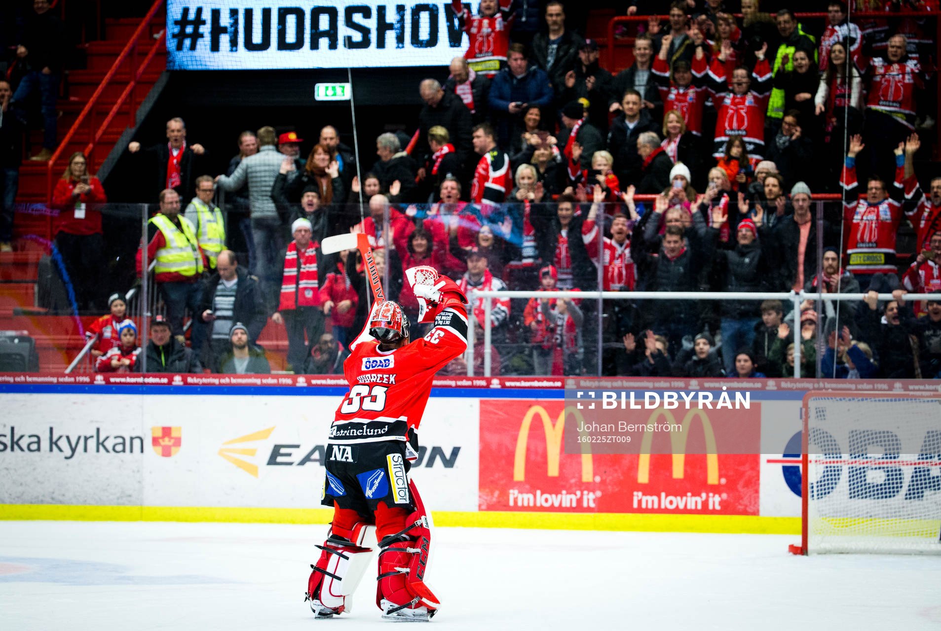 Örebros målvakt Julius Hudacek jublar