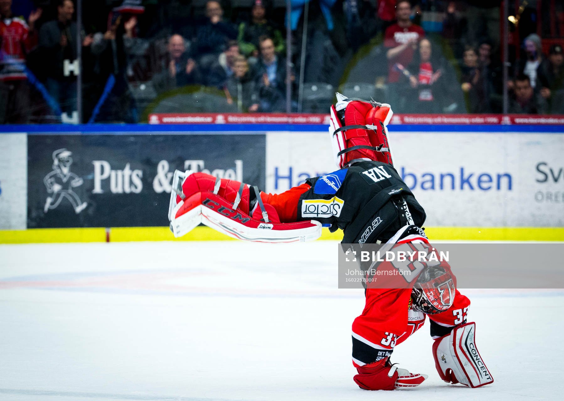 Örebros målvakt Julius Hudacek jublar