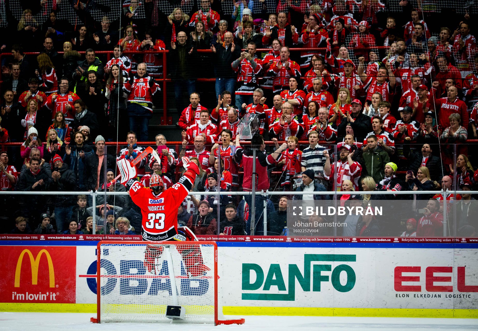Örebros målvakt Julius Hudacek jublar