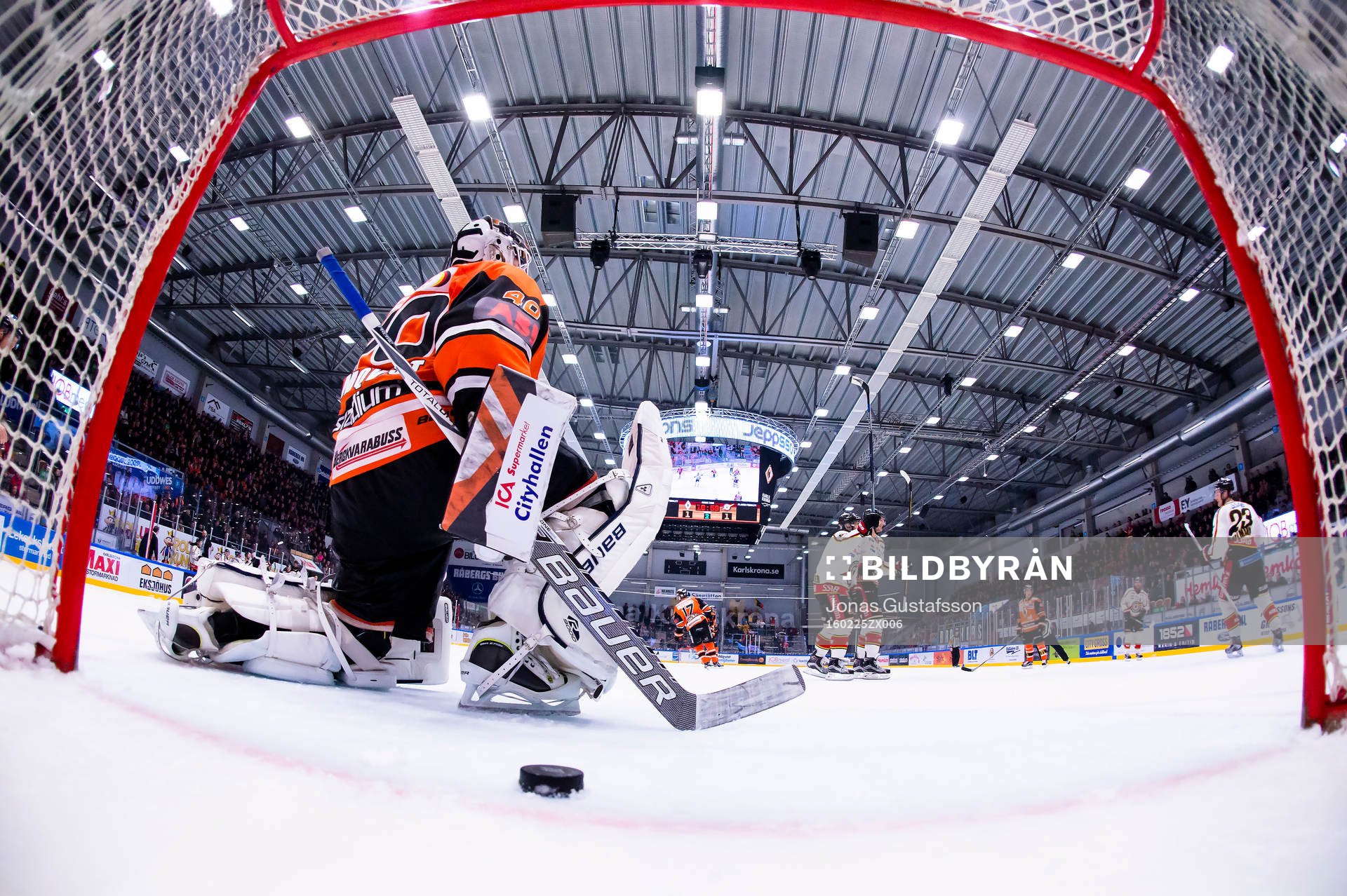 Luleås Lucas Wallmark har gjort 2-1 till Luleå och jublar