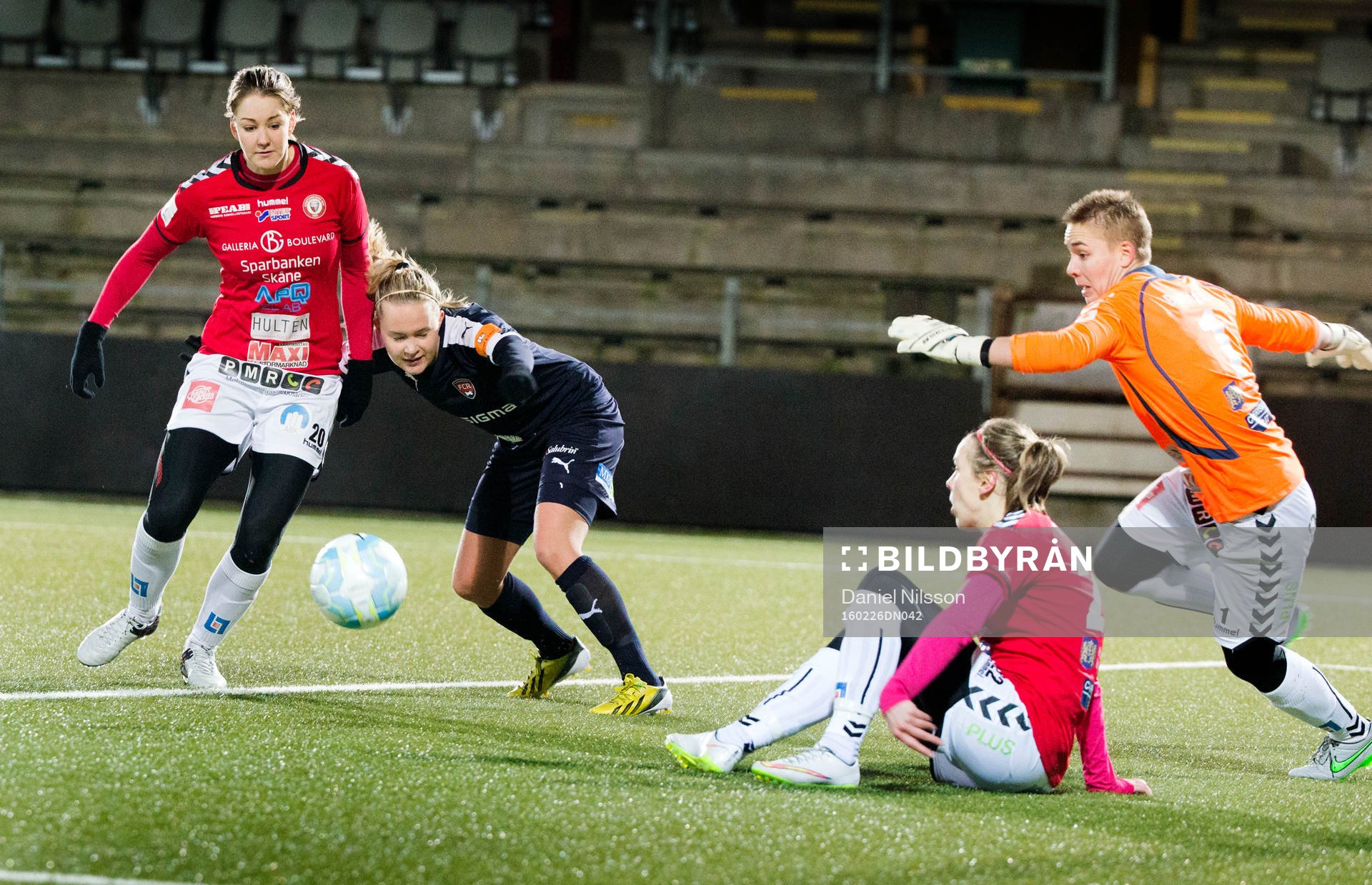 Rosengård  Lina Salmi och Kristianstads Mia Carlsson,