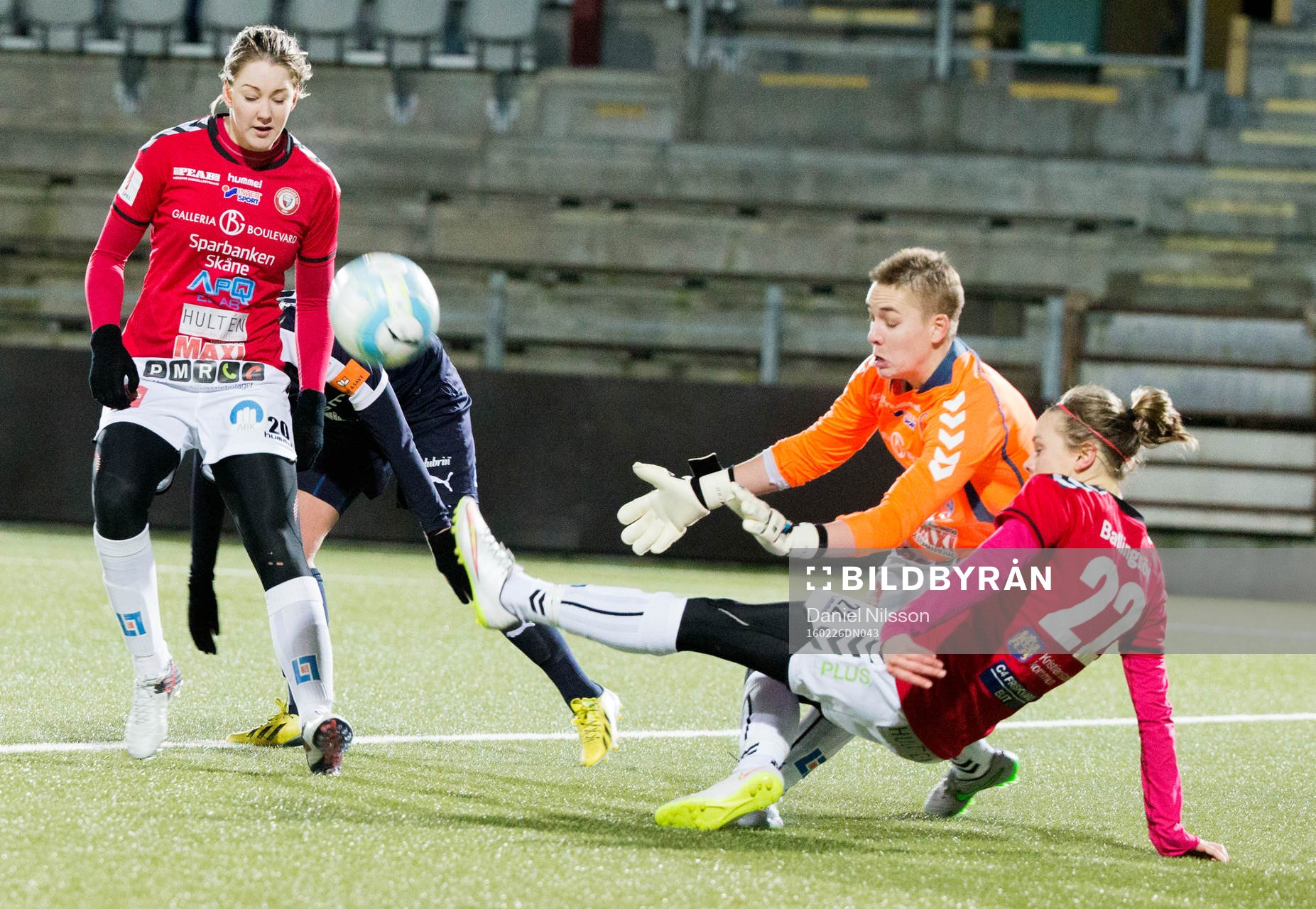 Rosengård  Lina Salmi och Kristianstads Mia Carlsson,