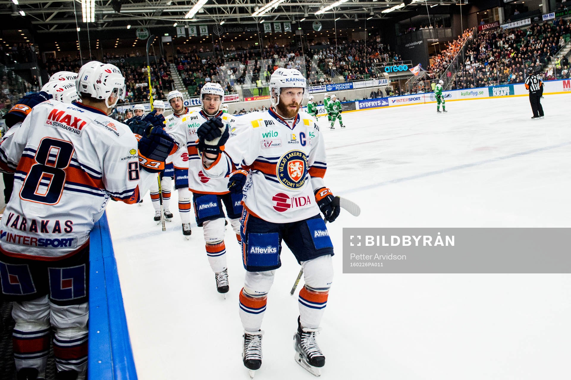 Växjös Liam Reddox jublar med bänken