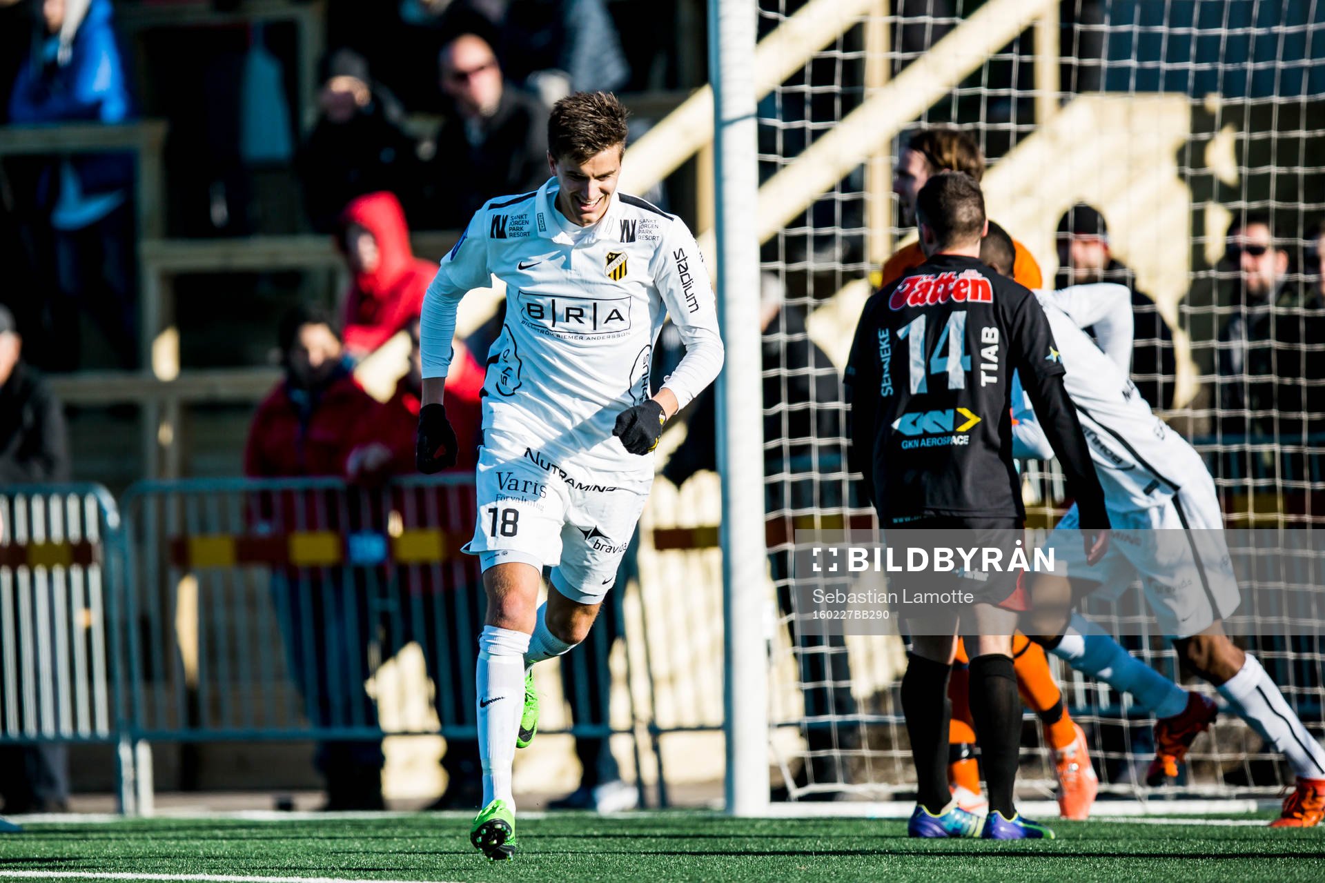 Häckens Alexander Jeremejeff har gjort 0-1 och jublar