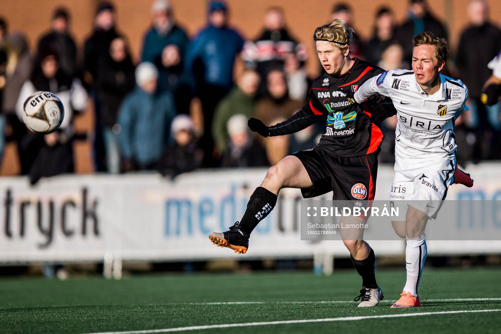 Trollhättans Carl Lext och Häckens Adam Andersson under fotbollsmatchen i Svenska Cupen mellan Trollhättan och Häcken den 27 februari 2016 i Trollhättan.
