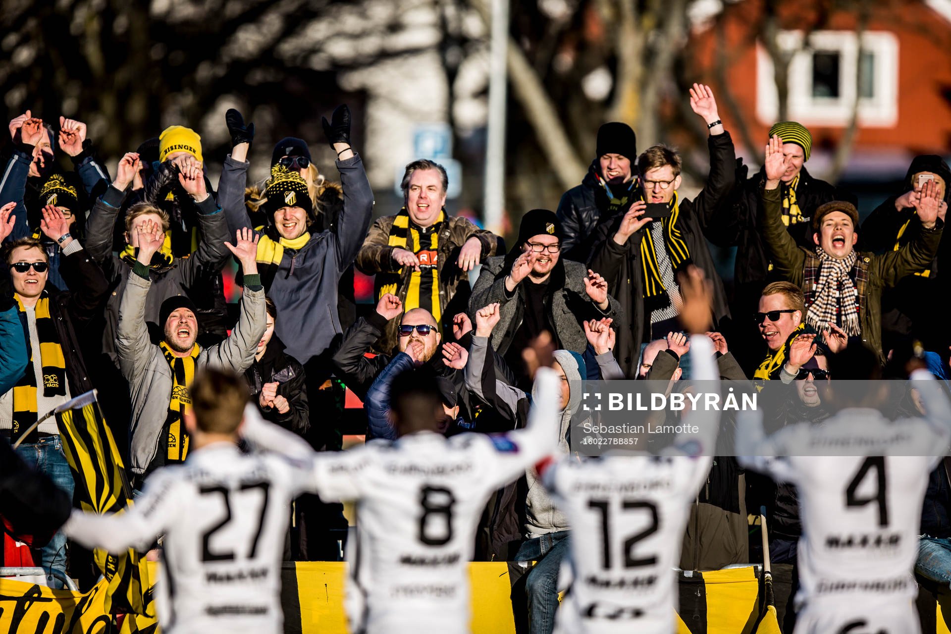 Häckens spelare tackar klacken
