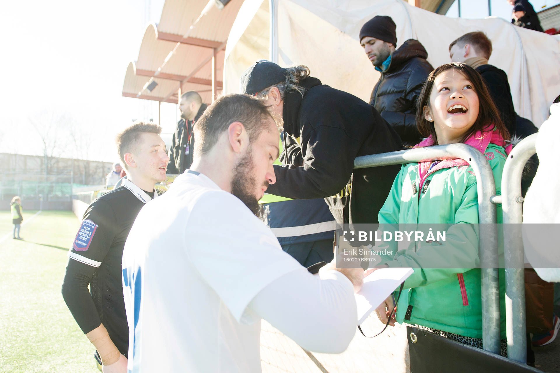 Norrköpings Emir Kujovic skriver autografer
