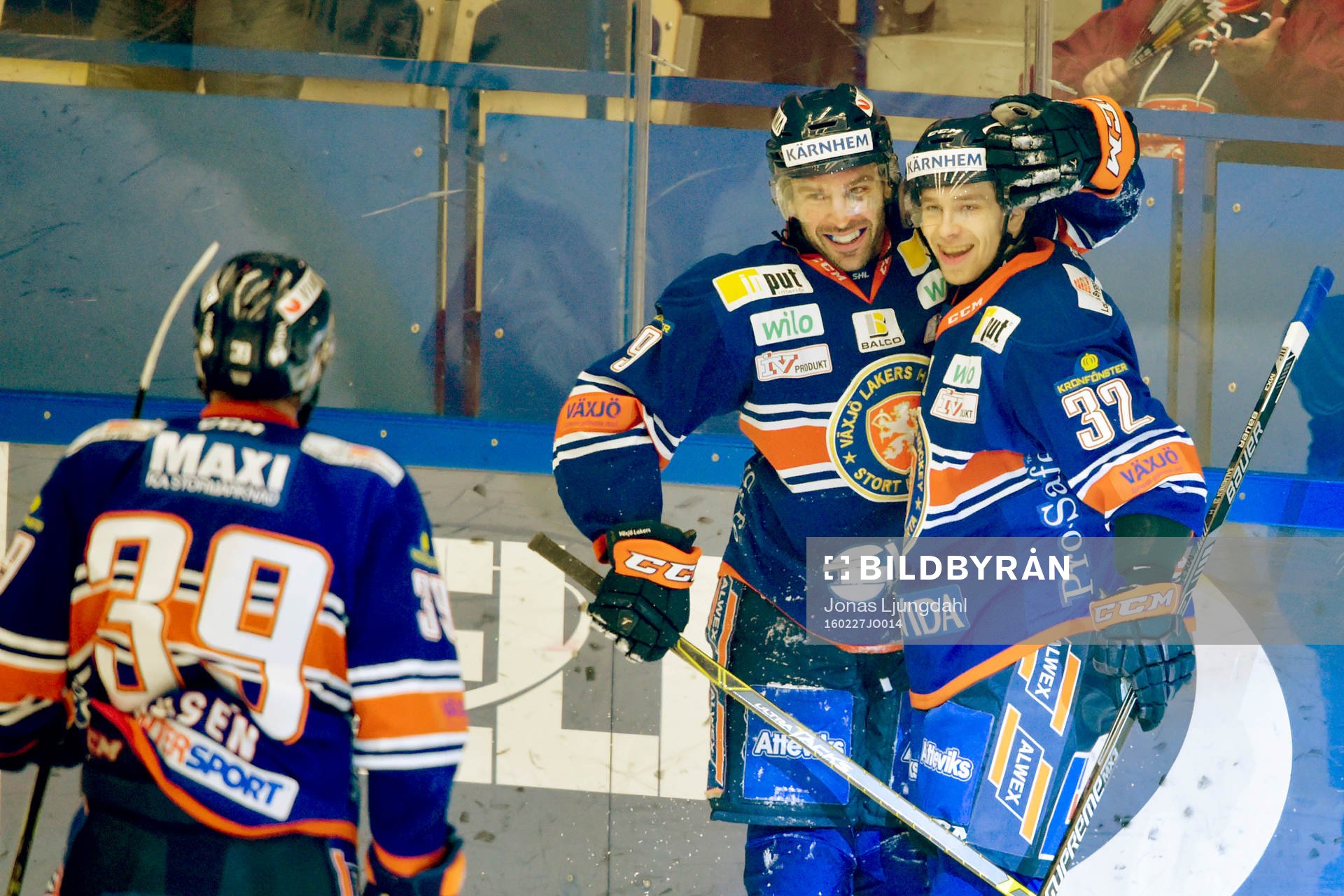 Växjös Josh Hennessy och Sakari Salminen jublar