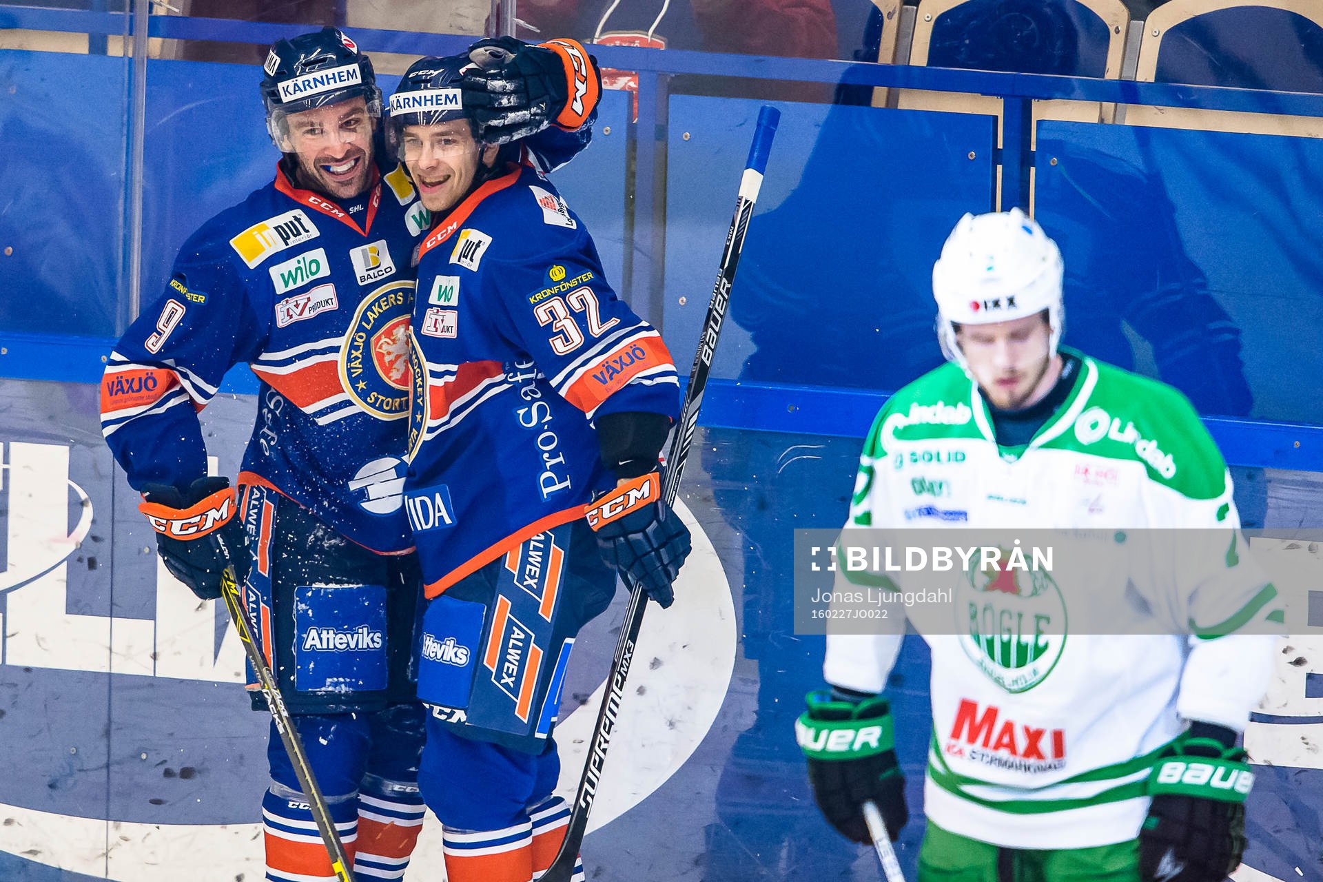 Växjös Josh Hennessy och Sakari Salminen jublar