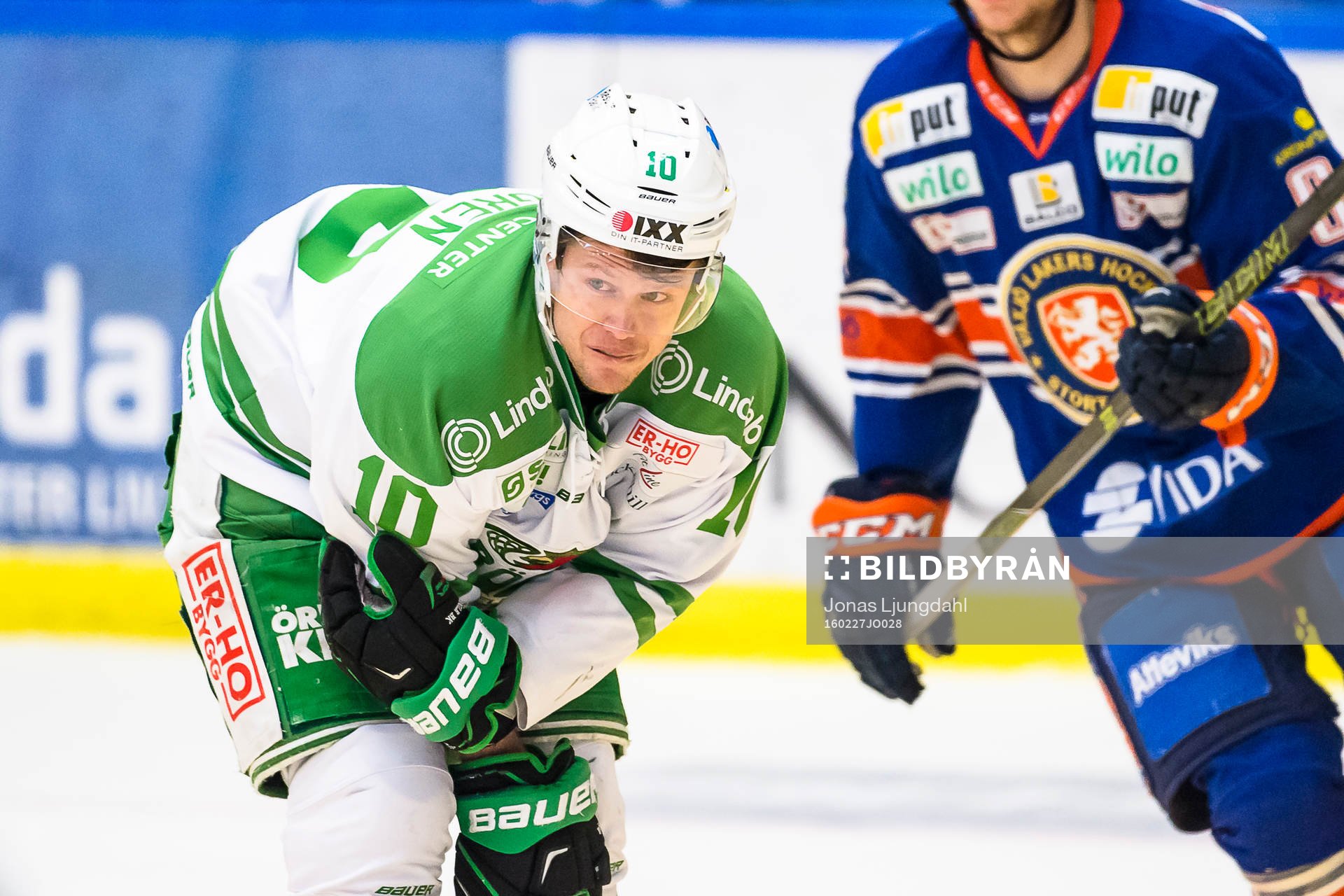 Rögles Viktor Lindgren grinar illa och tar sig för armen