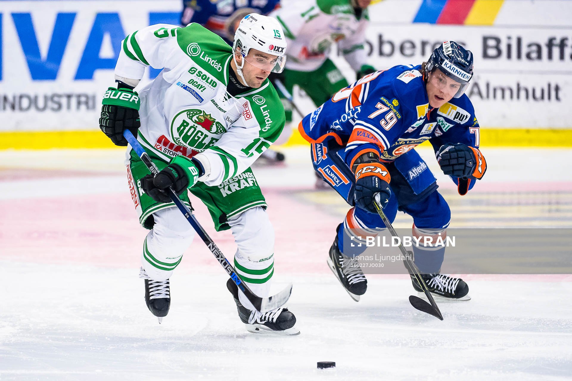 Rögles Dominik Granak jagas av Växjös Patrik Lundh