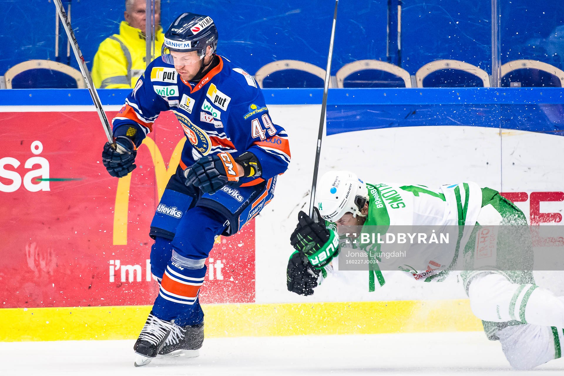 Växjös Ilkka Heikkinen tacklar Rögles Jordan Smotherman