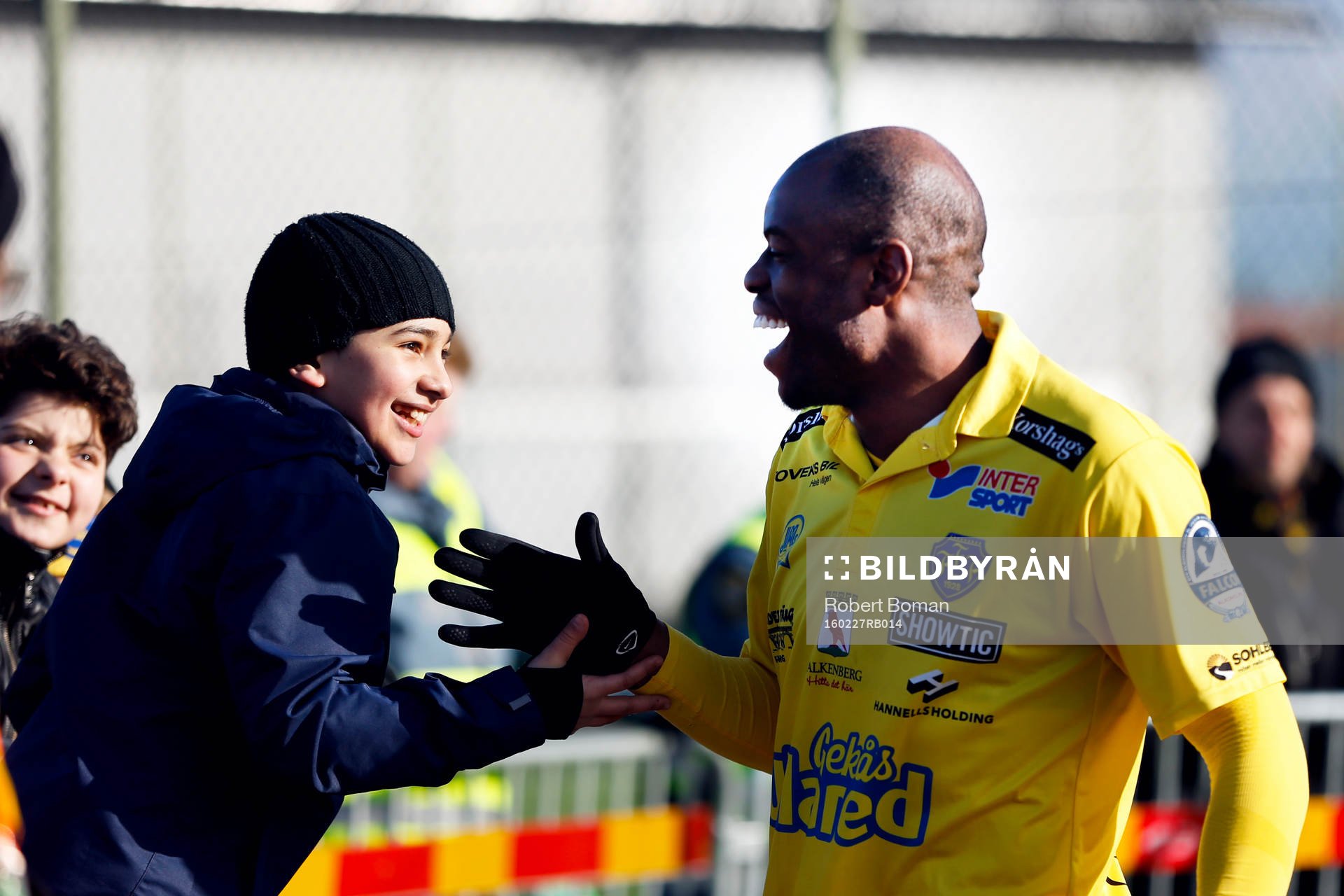Falkenbergs Hakeem Araba hälsar på en supporter
