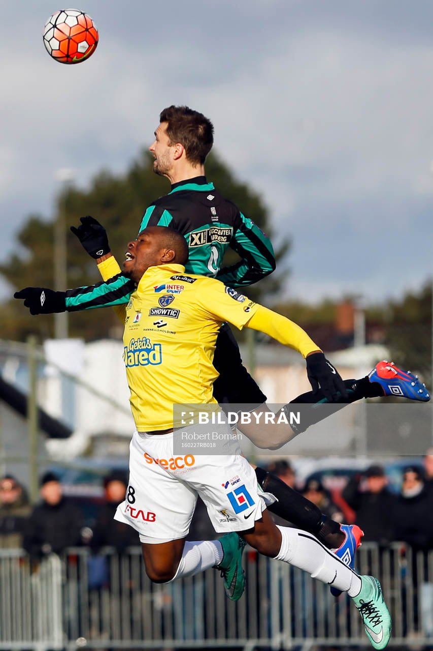 Falkenbergs Hakeem Araba och Varbergs Peter Nyström