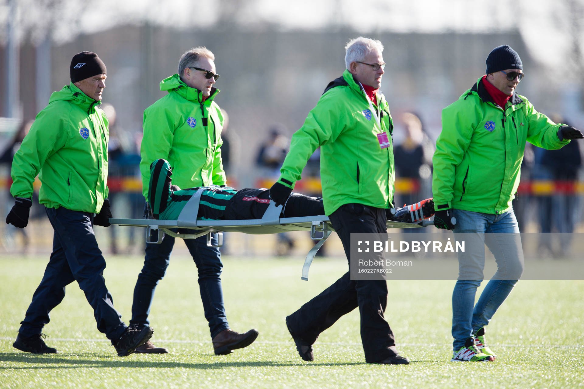 Varbergs Nsima Peter blir utburen på bår